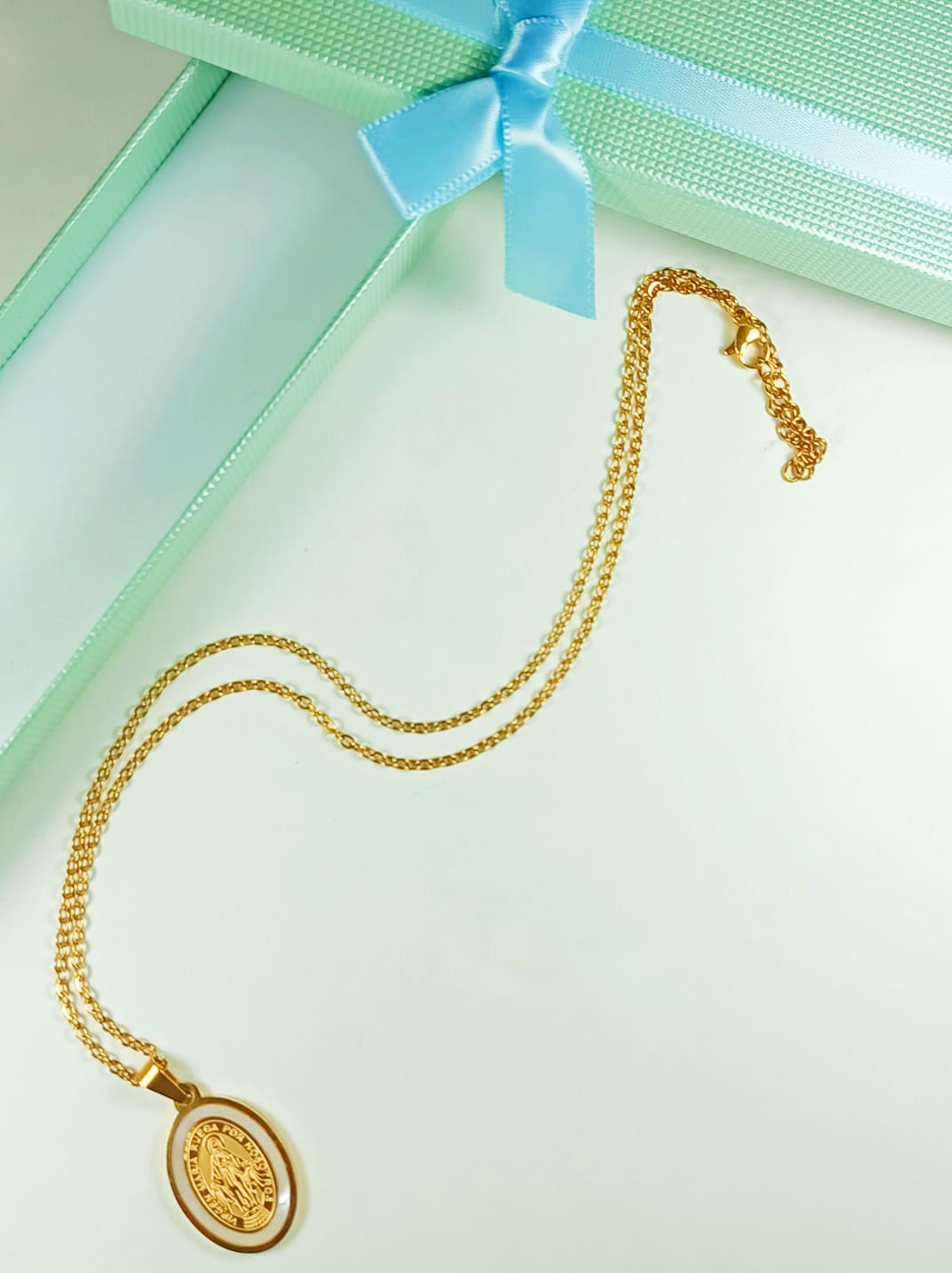 COLGANTE MEDALLA VIRGEN MARÍA NÁCAR CHAPADA EN ORO 18K AMOR - 5