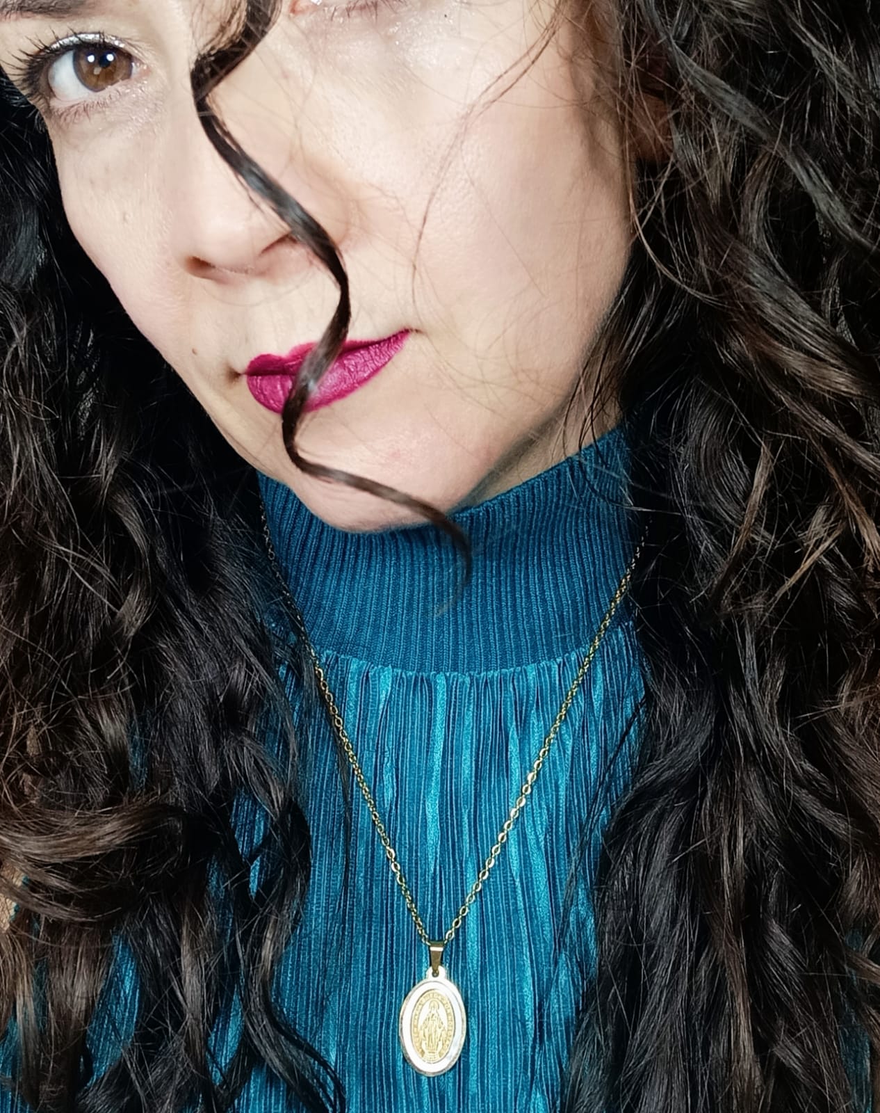 COLGANTE MEDALLA VIRGEN MARÍA NÁCAR CHAPADA EN ORO 18K AMOR - 6