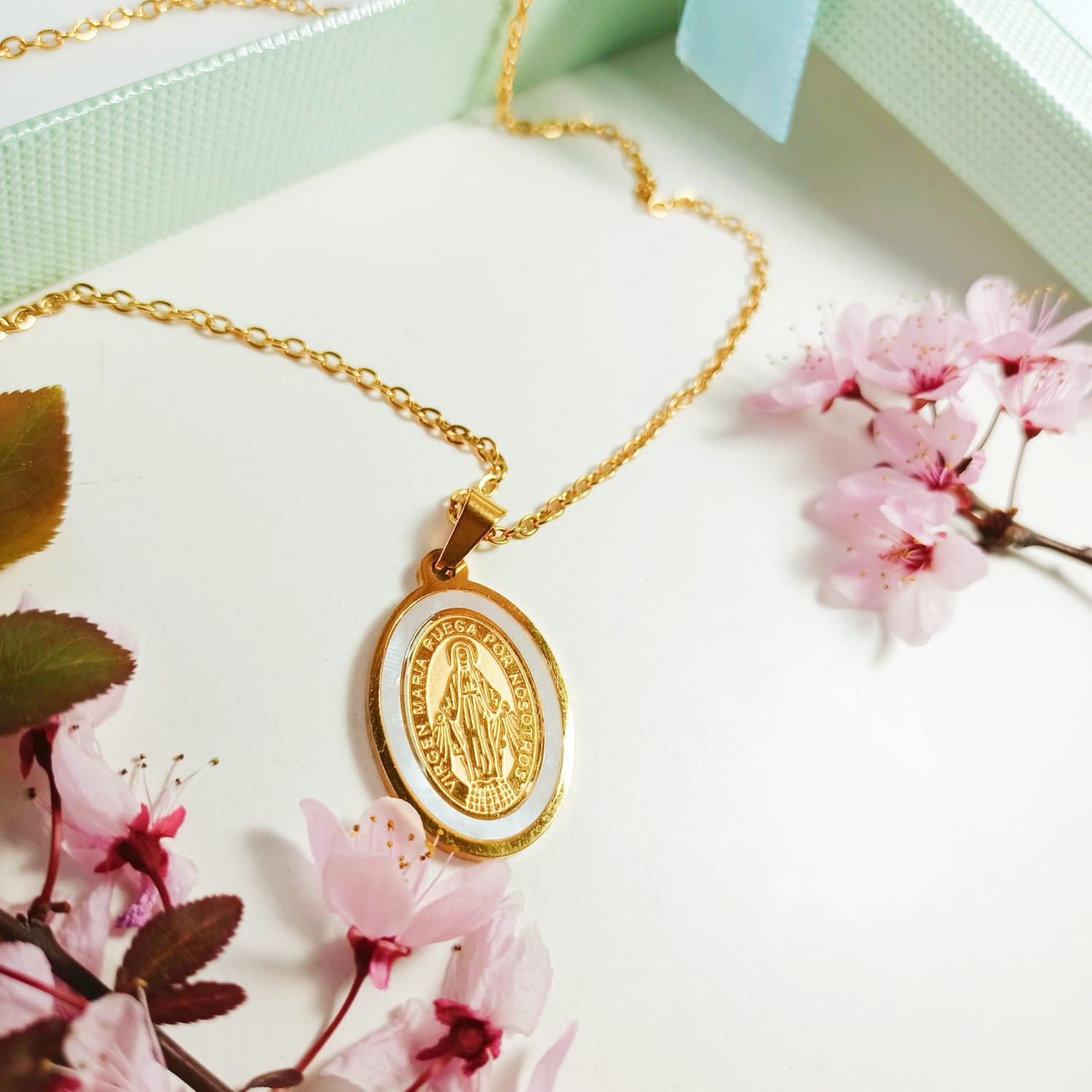 COLGANTE MEDALLA VIRGEN MARÍA NÁCAR CHAPADA EN ORO 18K AMOR - 7