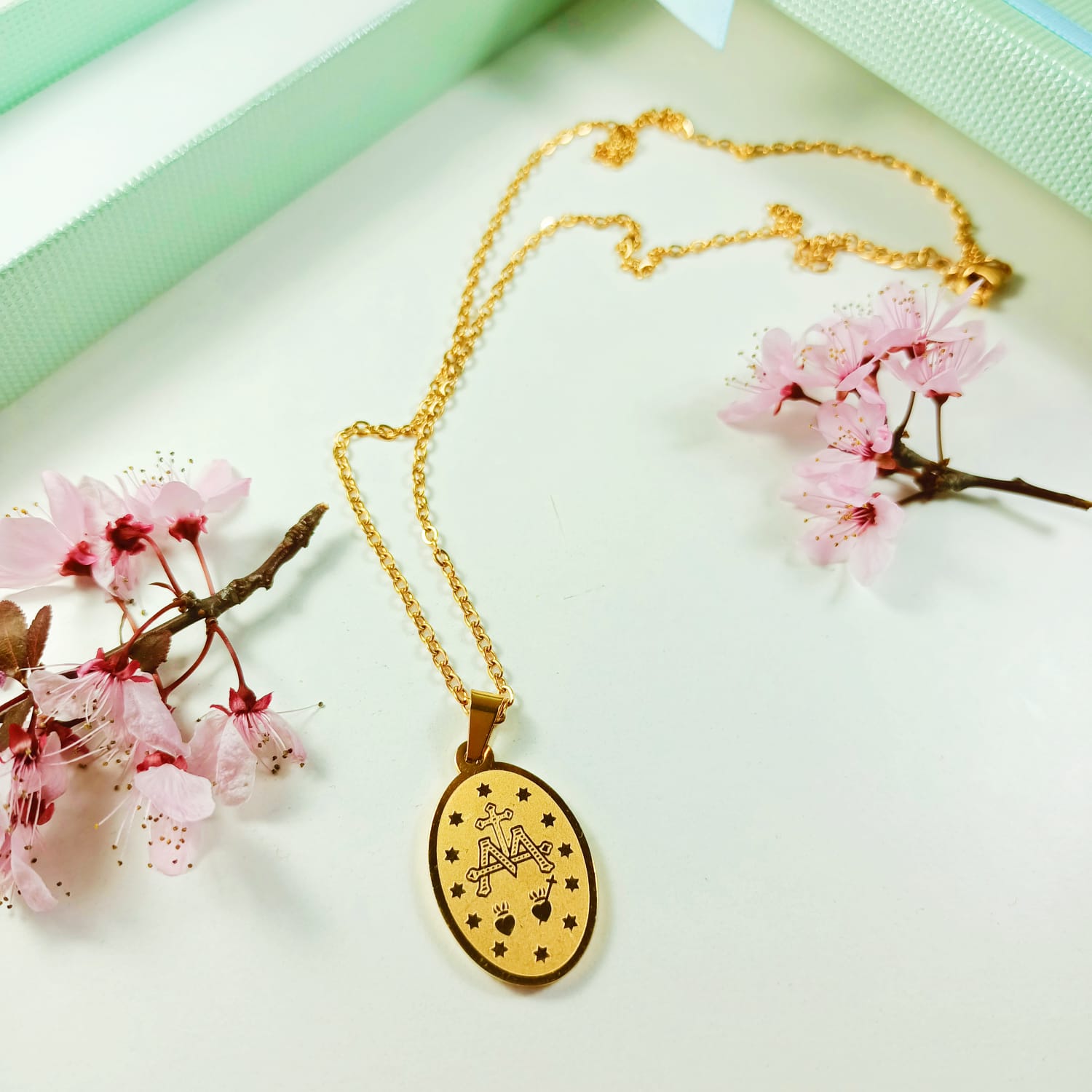 COLGANTE MEDALLA VIRGEN MARÍA NÁCAR CHAPADA EN ORO 18K AMOR - 8