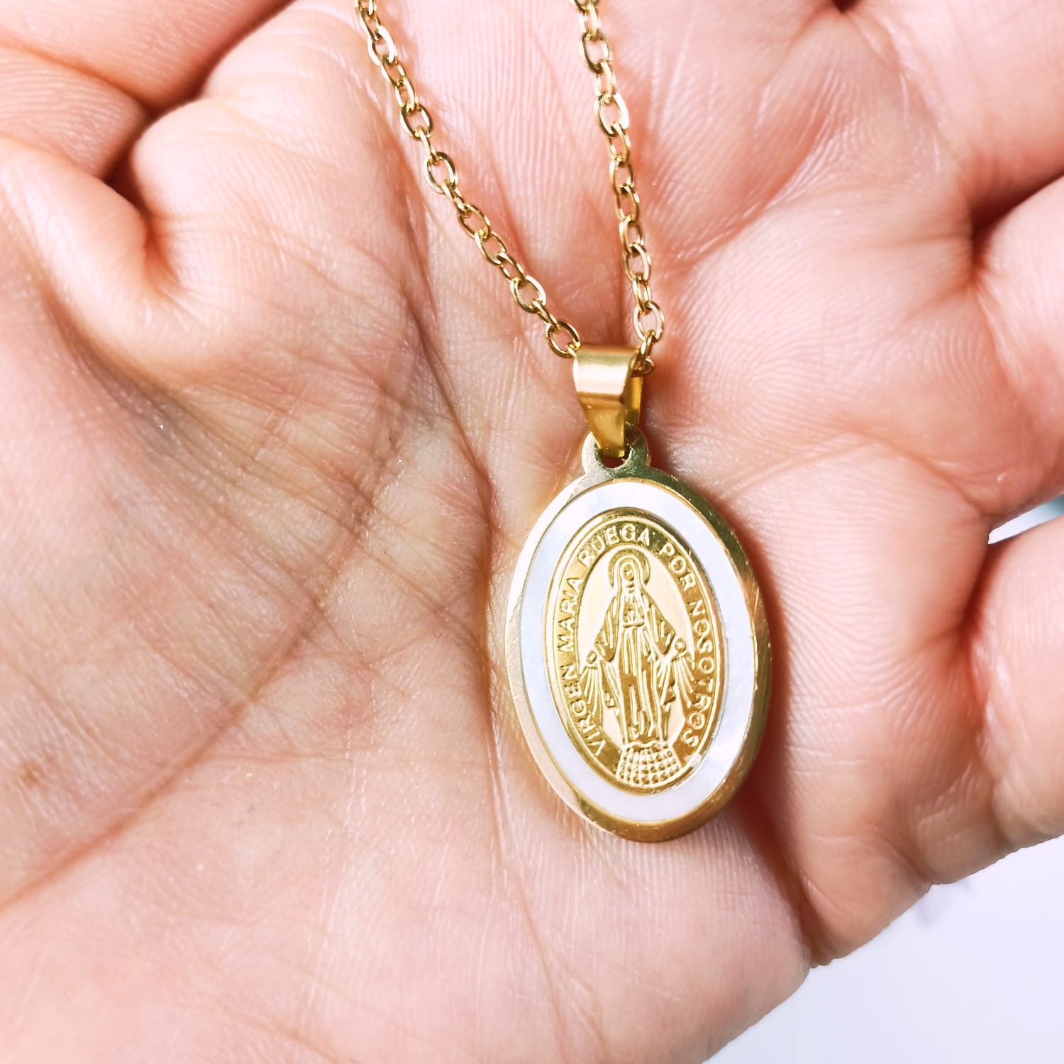 COLGANTE MEDALLA VIRGEN MARÍA NÁCAR CHAPADA EN ORO 18K AMOR - 9