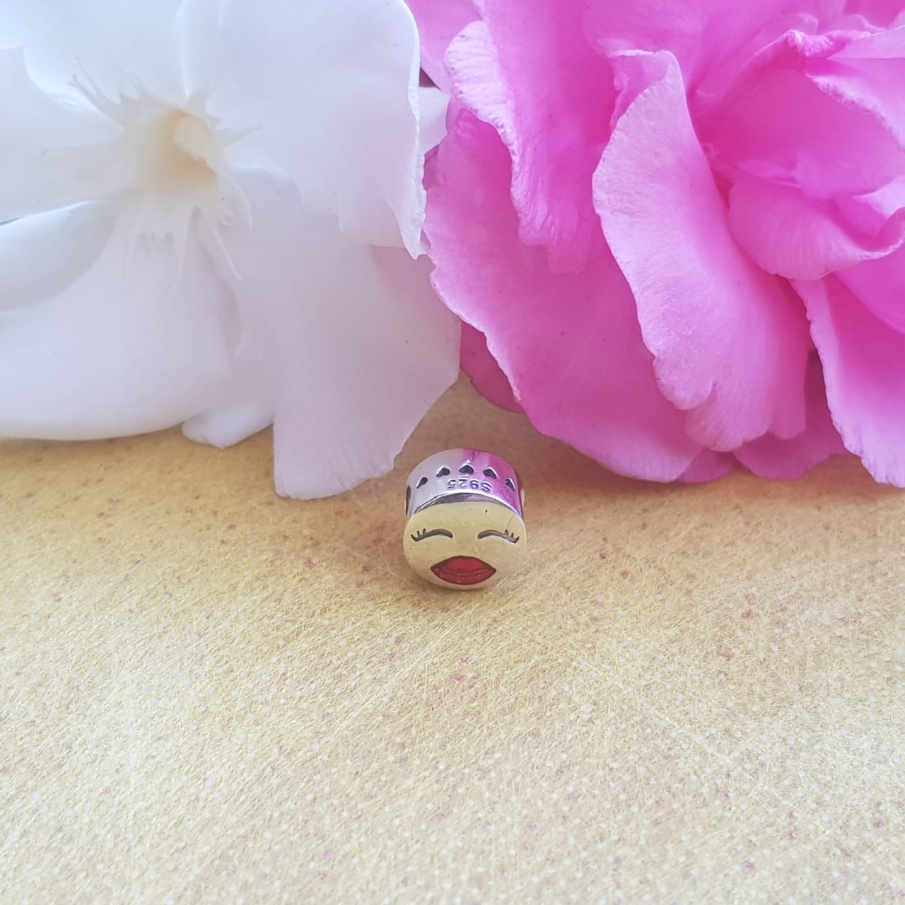 CHARM DIJE ABALORIO CARITA OJITOS CERRADOS BOCA ROJA PLATA 925 - 2