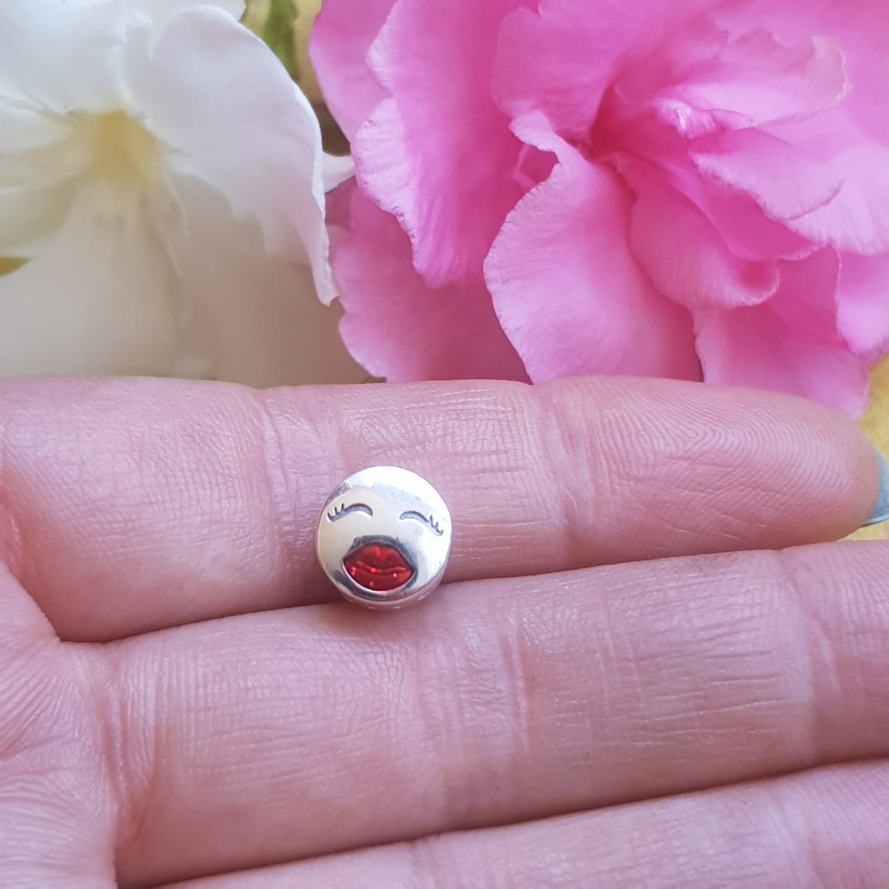 CHARM DIJE ABALORIO CARITA OJITOS CERRADOS BOCA ROJA PLATA 925 - 4