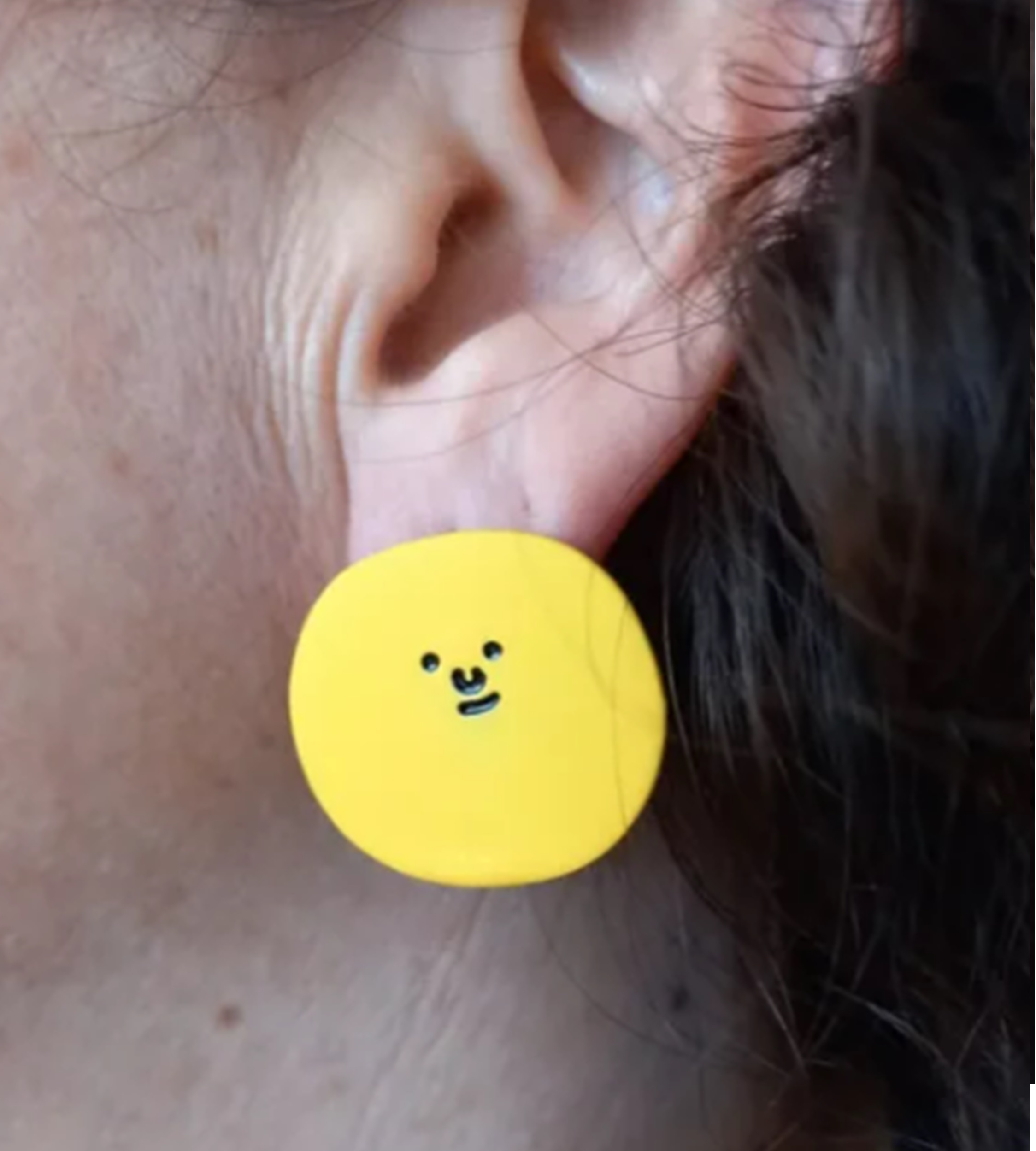 AROS ASIMÉTRICOS DE TACHUELA CON CARITAS SUAVE RESINA EPOXI AZUL AMARILLO - 2