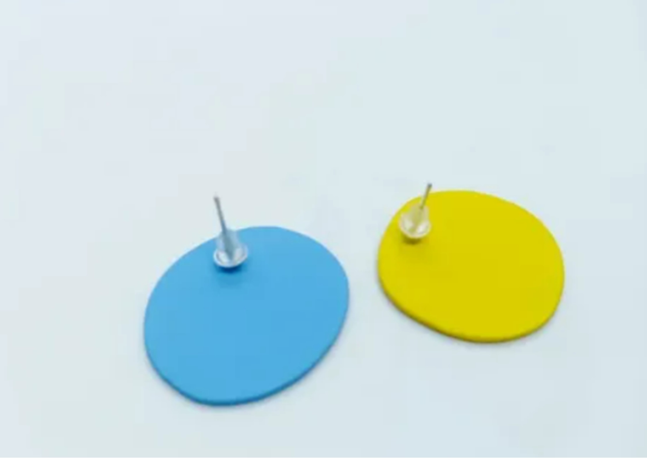 AROS ASIMÉTRICOS DE TACHUELA CON CARITAS SUAVE RESINA EPOXI AZUL AMARILLO - 4