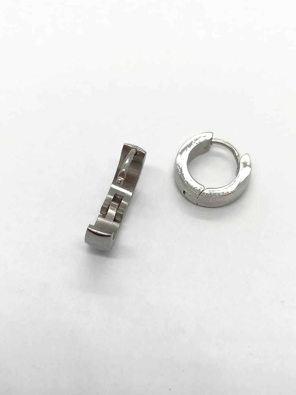 PENDIENTES AROS PUNK PLATEADAS SIN GENERO HUGGIES - 2