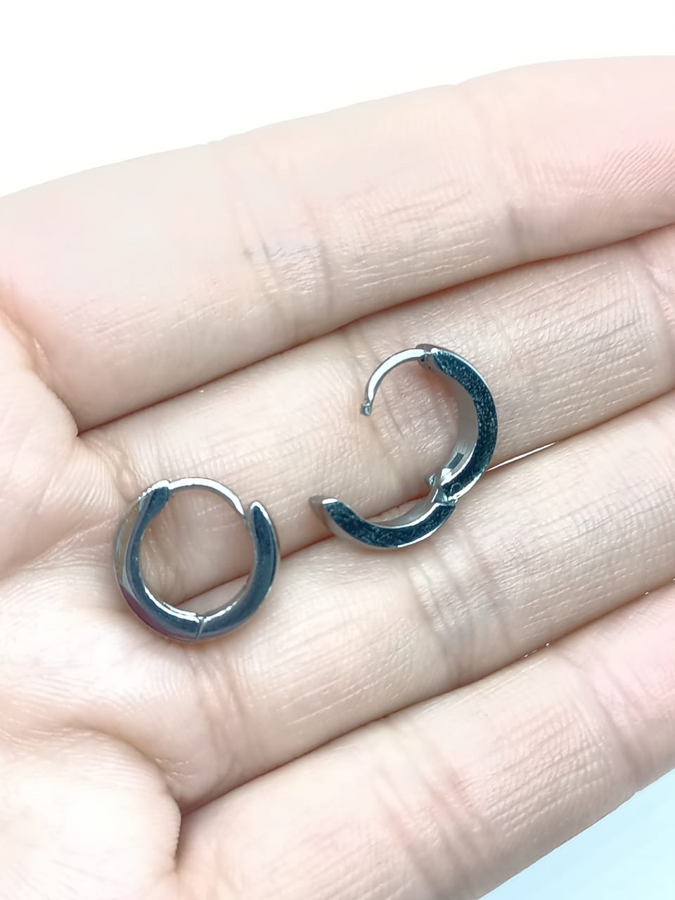 PENDIENTES AROS PUNK PLATEADAS SIN GENERO HUGGIES - 3