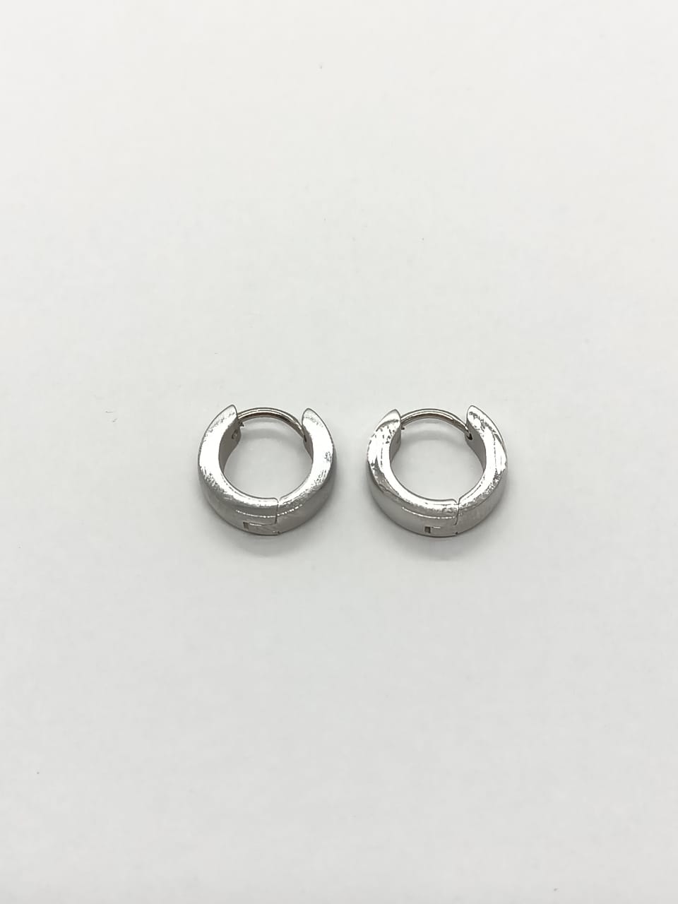 PENDIENTES AROS PUNK PLATEADAS SIN GENERO HUGGIES - 4
