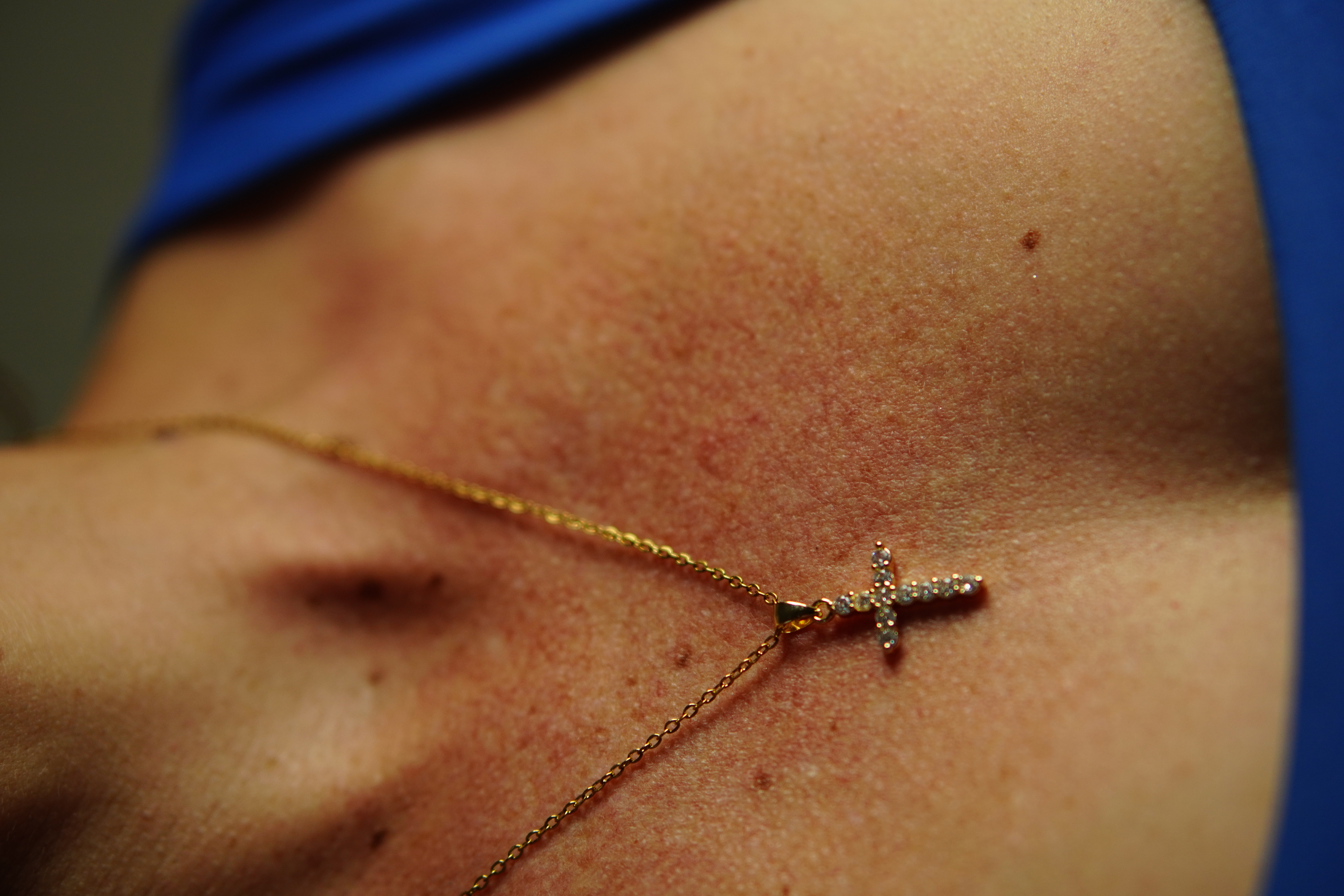 COLGANTE CRUZ DE ZIRCONIOS AAA CHAPADO EN ORO 18K - 8