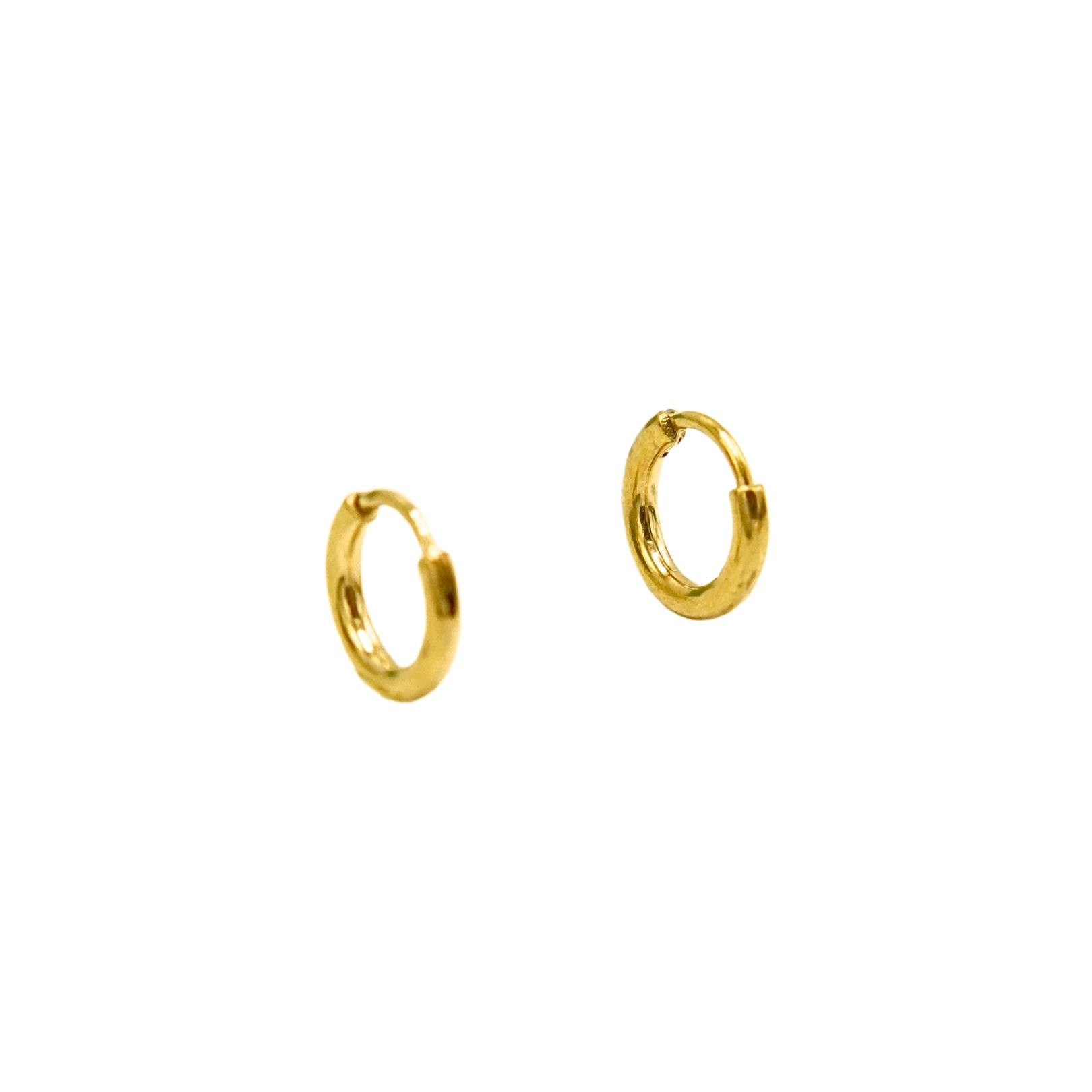 ARGOLLAS EL BAÚL DE JUMA LISAS 6MM AROS TITANIO ASTM F136 CHAPADA EN ORO 18K - 1