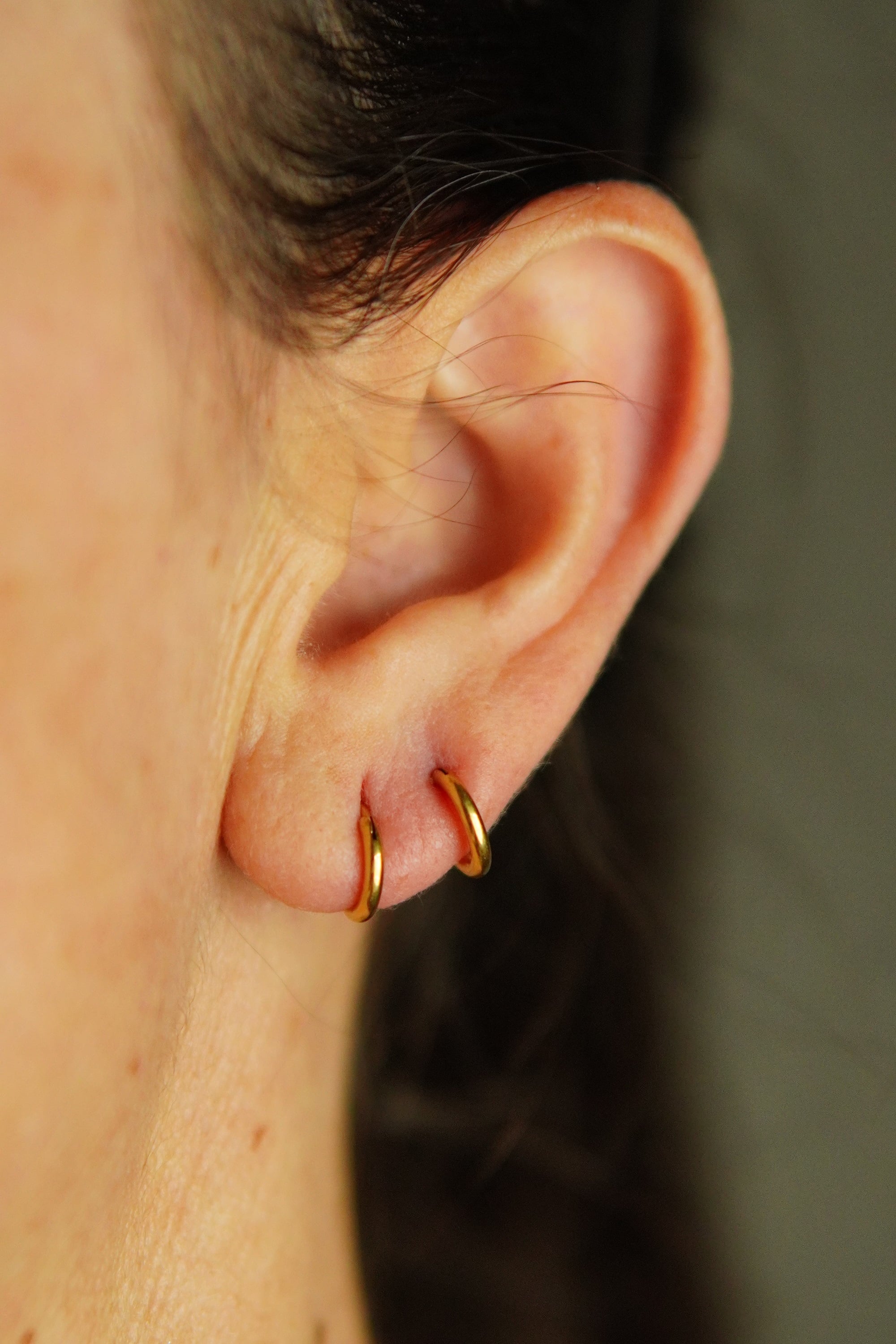 ARGOLLAS EL BAÚL DE JUMA LISAS 6MM AROS TITANIO ASTM F136 CHAPADA EN ORO 18K - 2