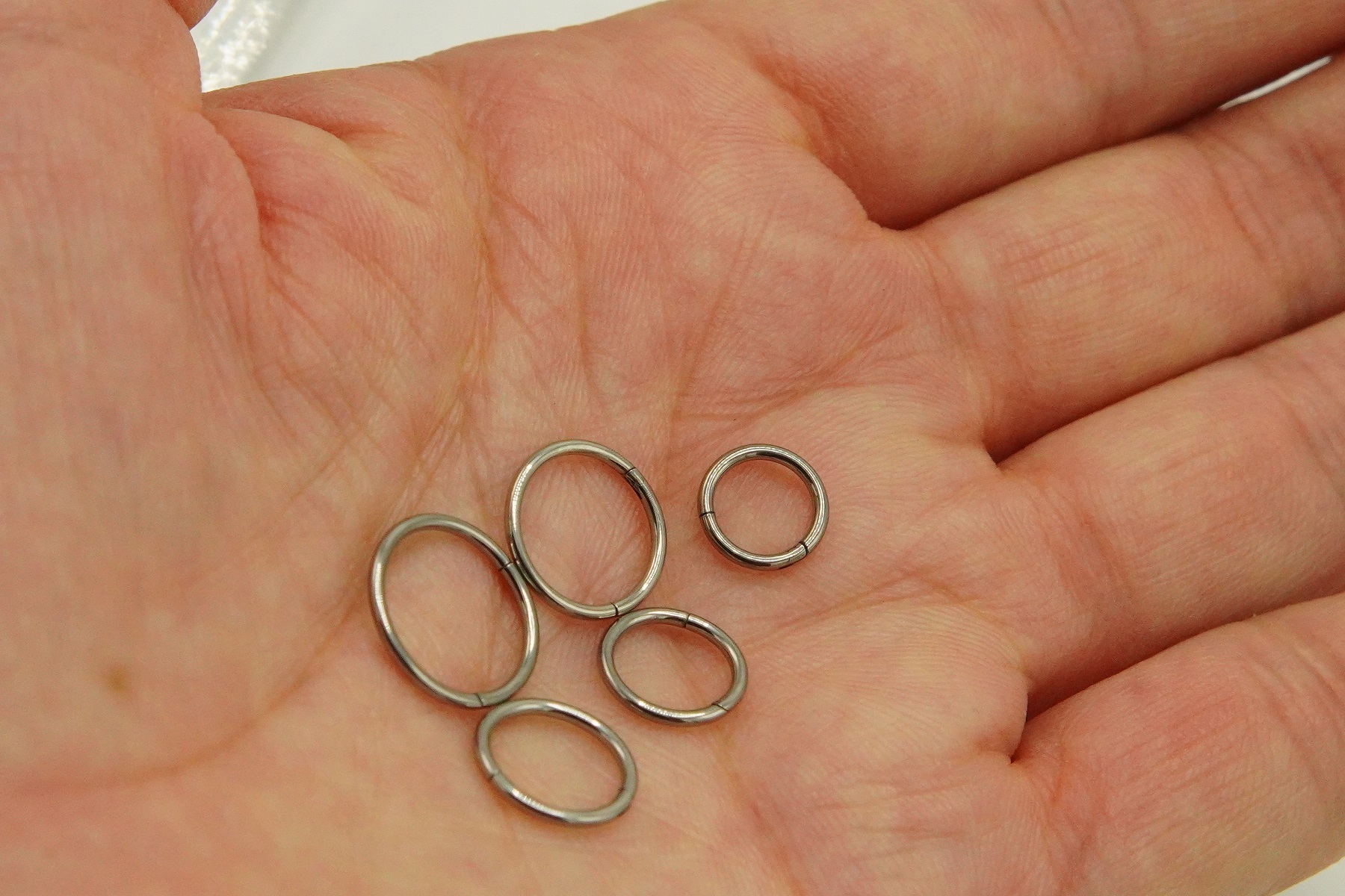 PACK 5 PIERCING CLICKER 18G ARO TITANIO ASTM F136 PLATEADO - 2