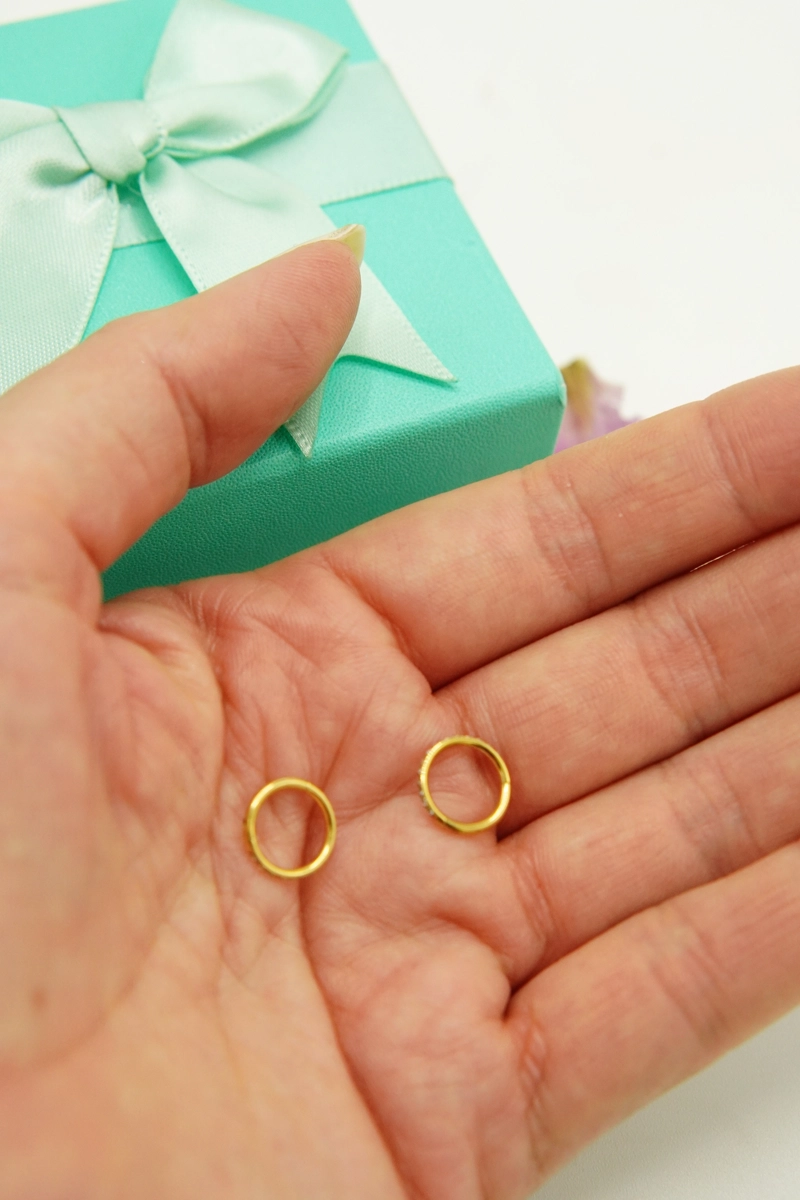 ARGOLLAS EL BAÚL DE JUMA HUGGIES 8MM 16G TITANIO F136 ZIRCONIA CHAPADA ORO - 5