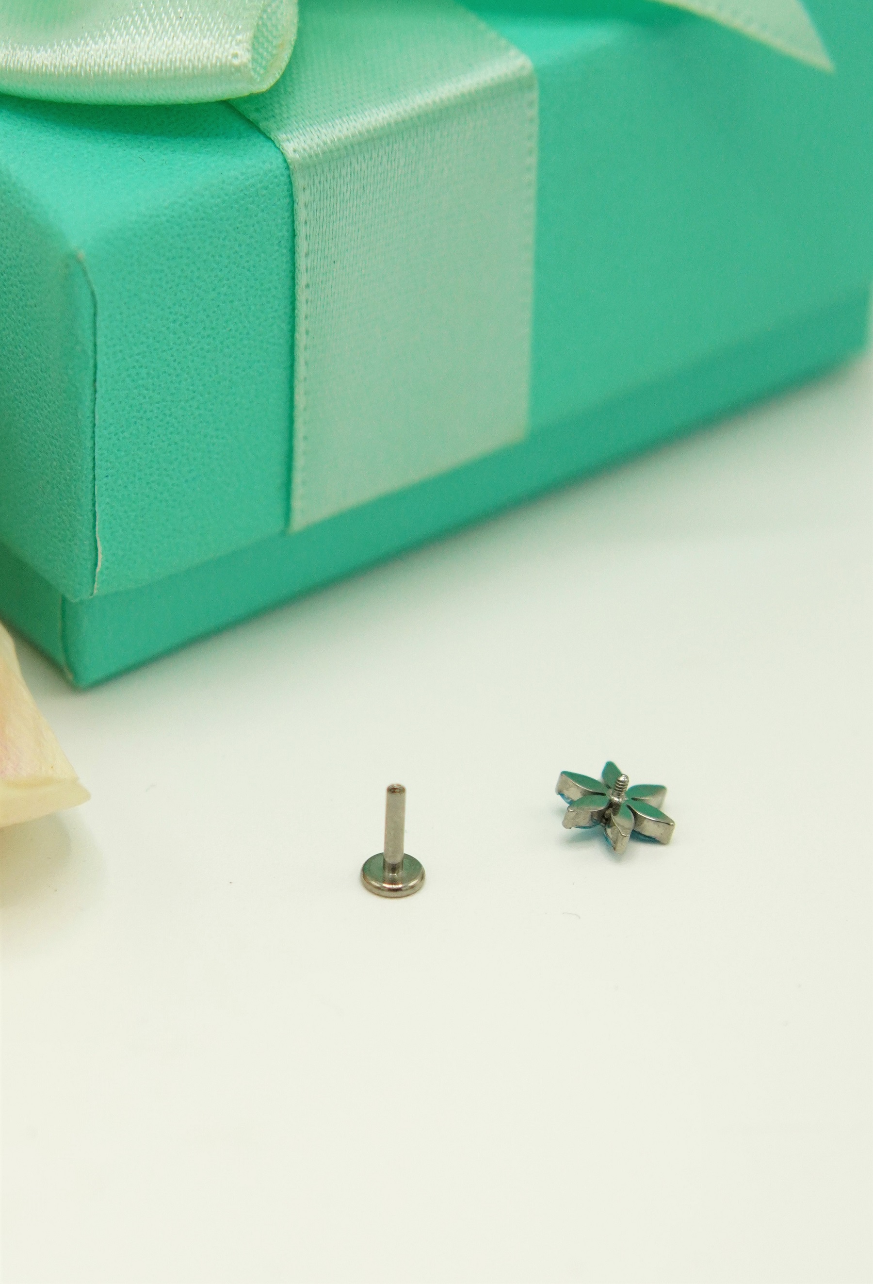 PIERCING EL BAÚL DE JUMA LABRET 6MM FLOR ZIRCON AZUL TITANIO ASTM F136 G23 - 2