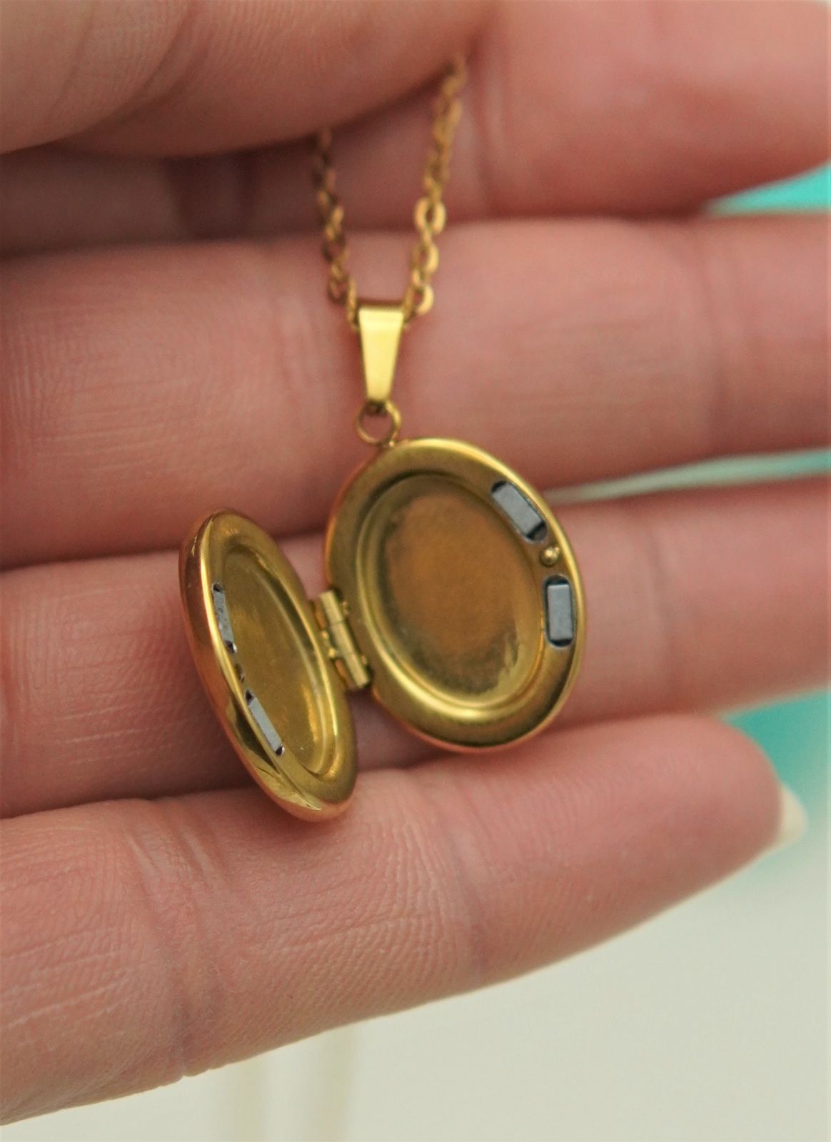 RELICARIO DALIA MAGNETICO PUNTO DE LUZ CHAPADO EN ORO 18K - 1