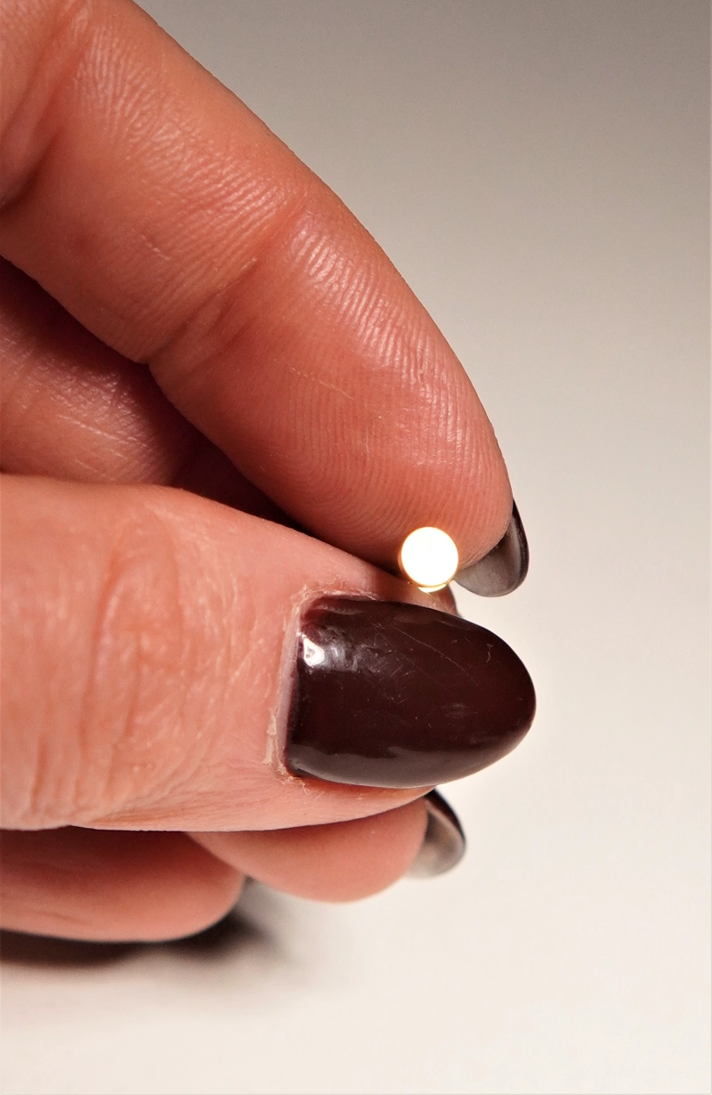 PIERCING ALBA LABRET 16G BARRA 8MM TITANIO PVD EN ORO 18K - 4