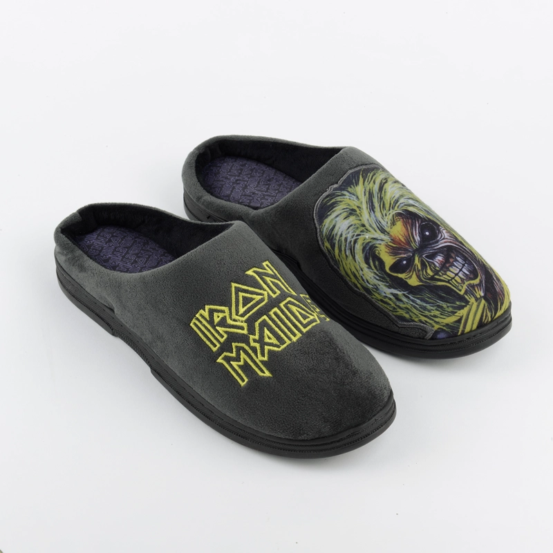 PANTUFLA HOMBRE CALAVERAS GRIS IRON MAIDEN - 1