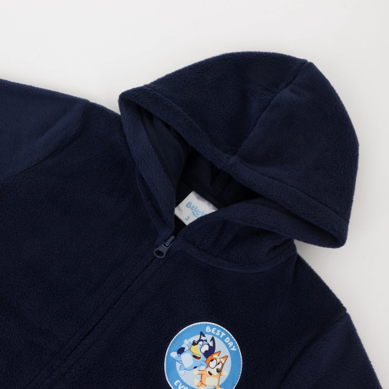 POLAR ESCOLAR CON GORRO NIÑO LOGO AZUL MARINO BLUEY - 3