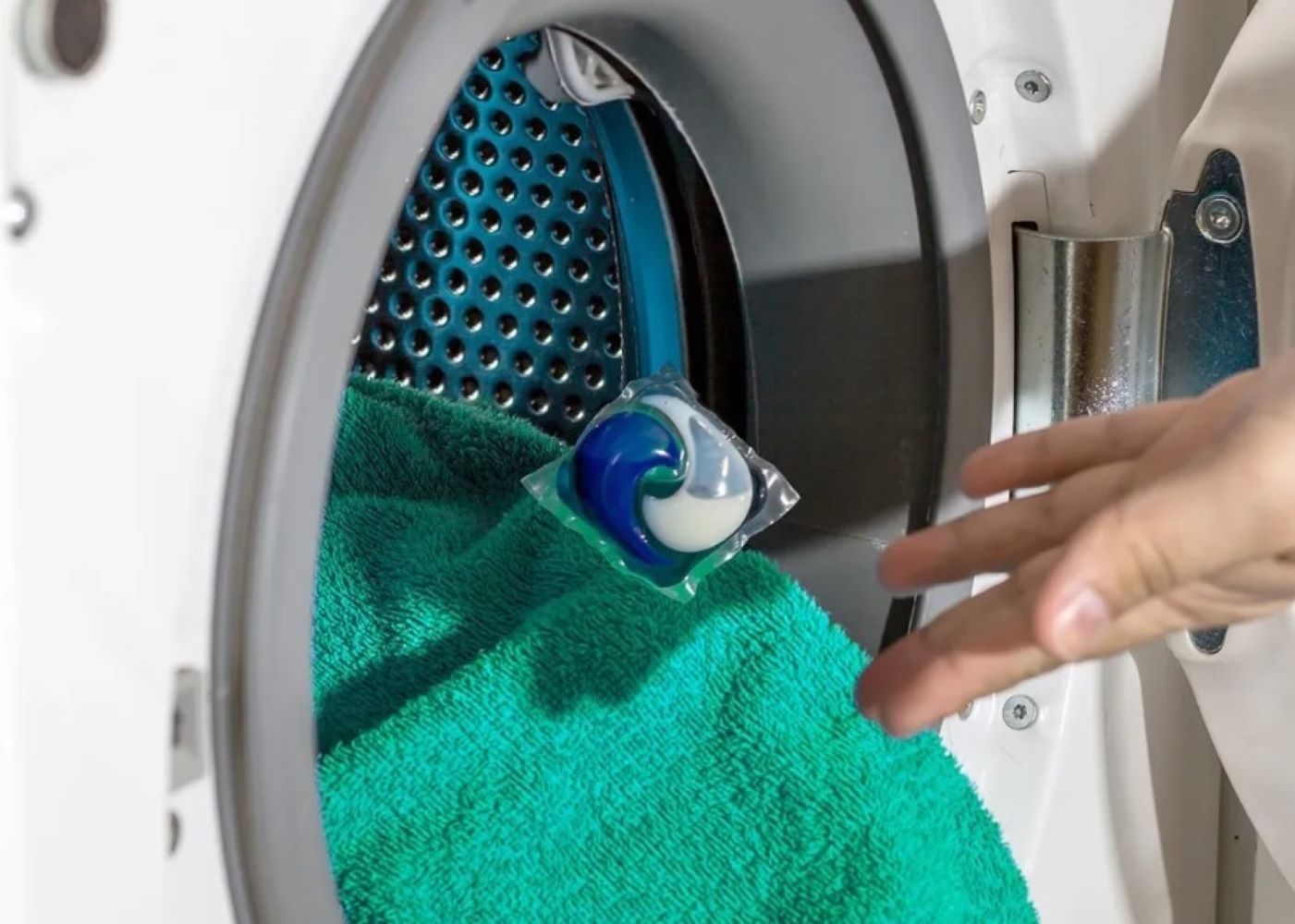 DETERGENTE ROPA CÁPSULAS PODS ARIEL 57 UN - 6