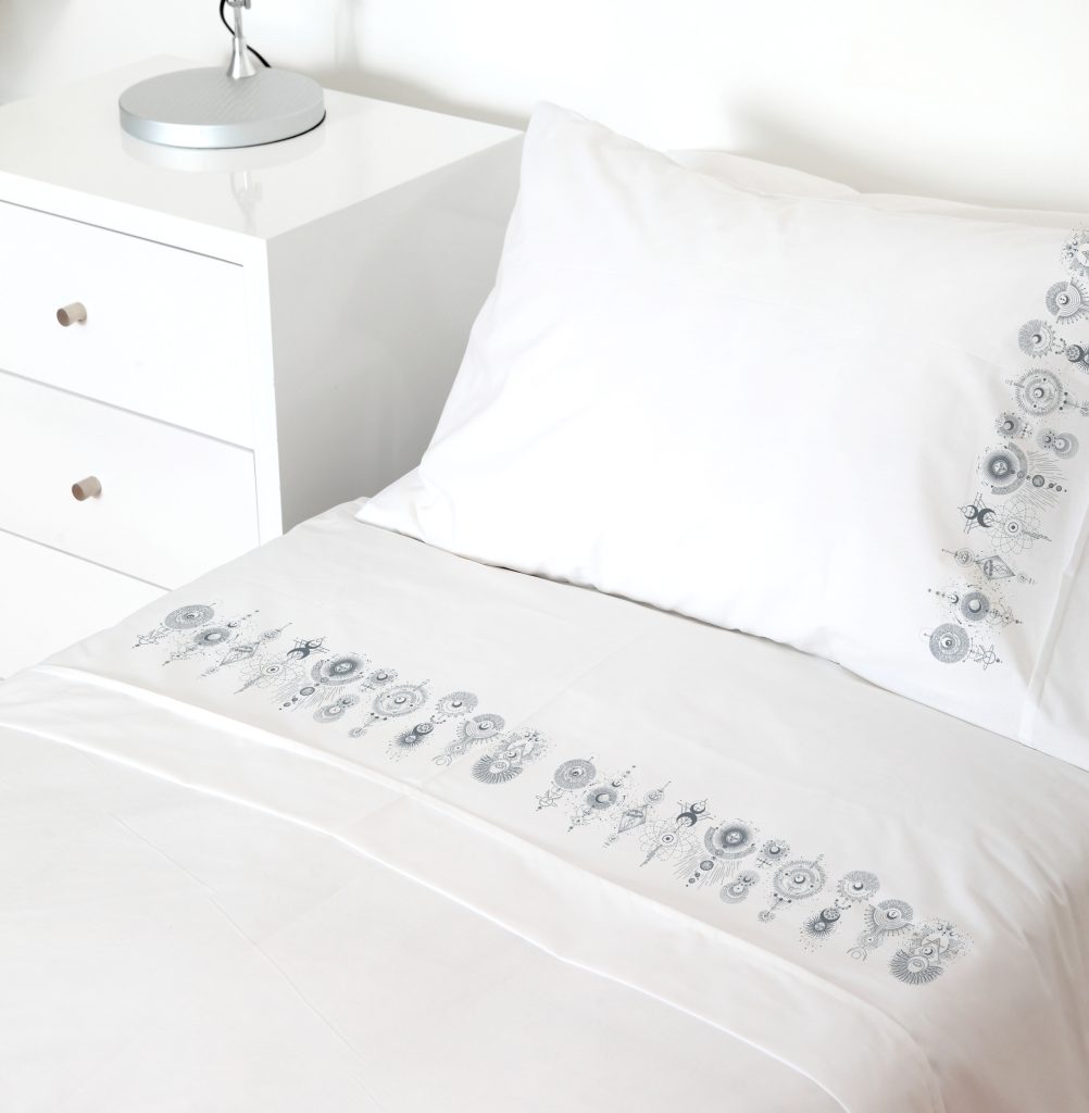 SET SÁBANAS TUYO PRINT CÓSMICO 1.5 PLAZAS 200 HILOS ALGODÓN BLANCO ESTAMPADO - 1