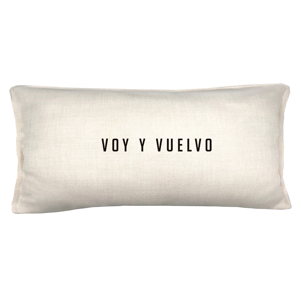 COJIN TUYO PRINT VOY Y VUELVO 70 X 35 CM CRUDO