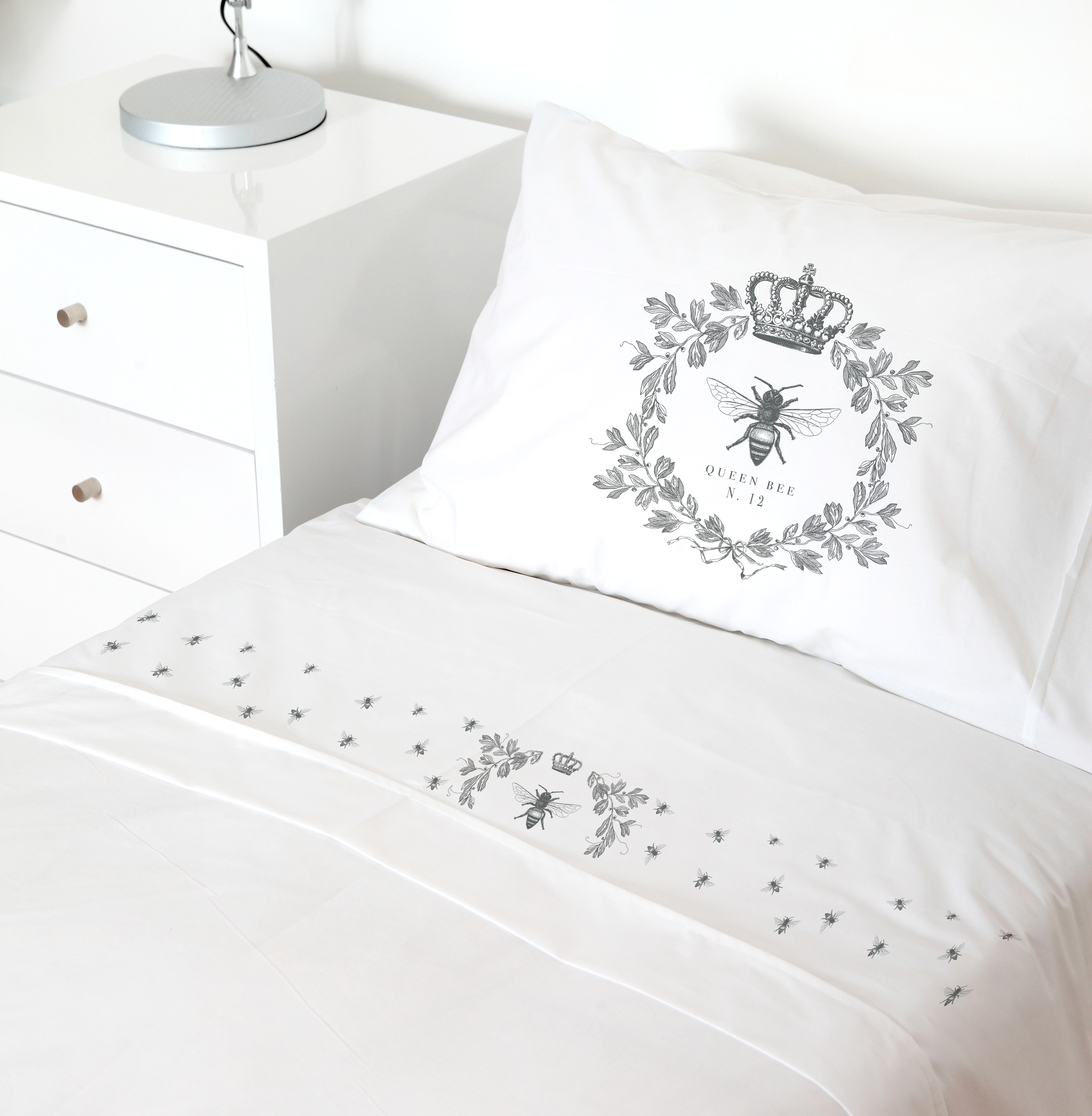 SET SÁBANAS TUYO PRINT ABEJA REINA 1.5 PLAZAS 200 HILOS ALGODÓN BLANCO ESTAMPADO - 1
