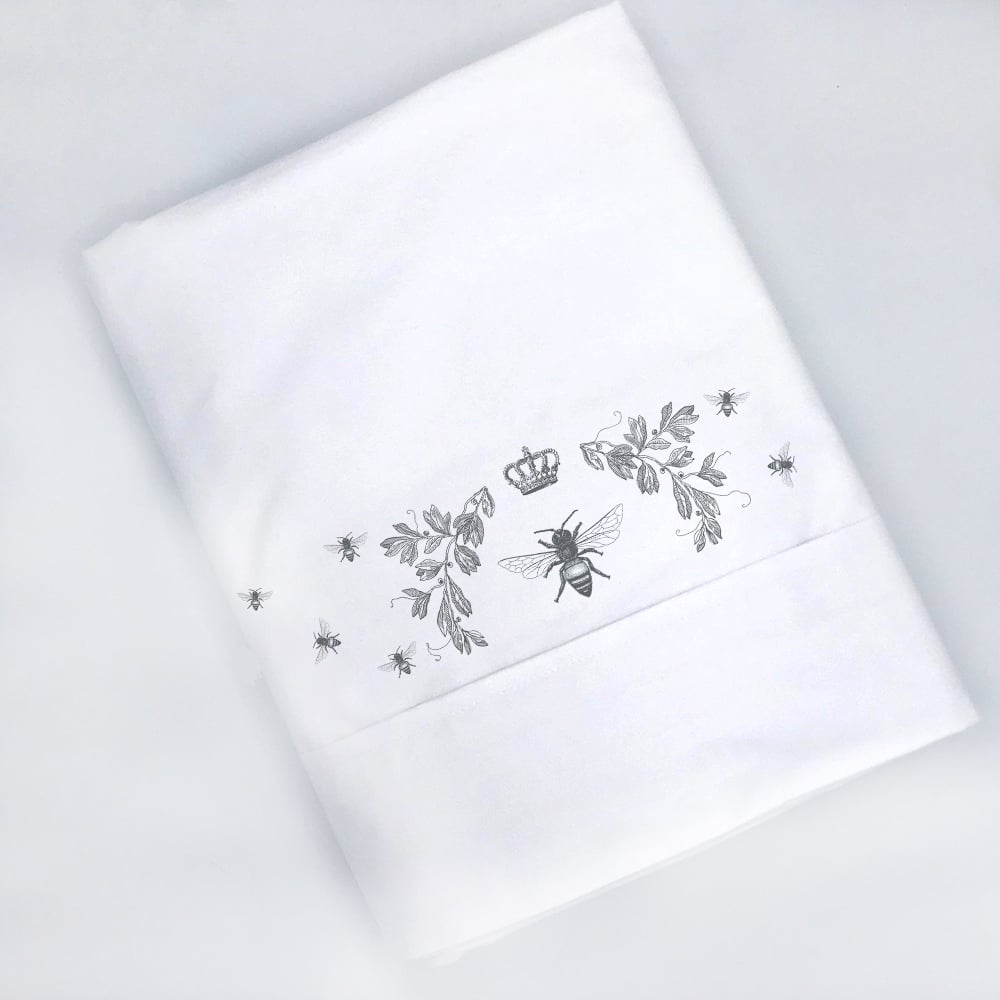 SET SÁBANAS TUYO PRINT ABEJA REINA 1.5 PLAZAS 200 HILOS ALGODÓN BLANCO ESTAMPADO - 2
