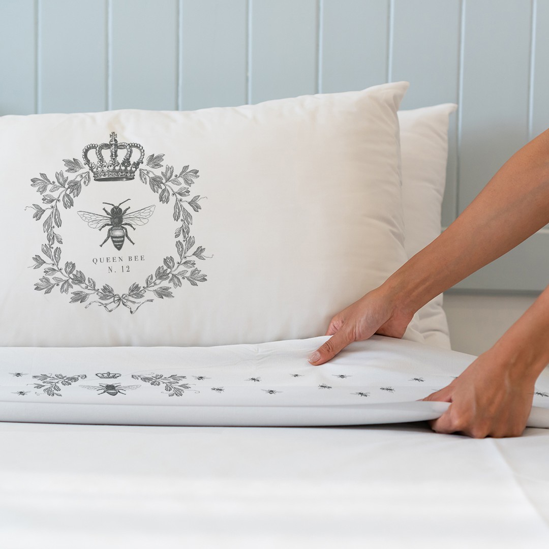 SET SÁBANAS TUYO PRINT ABEJA REINA 1.5 PLAZAS 200 HILOS ALGODÓN BLANCO ESTAMPADO - 3