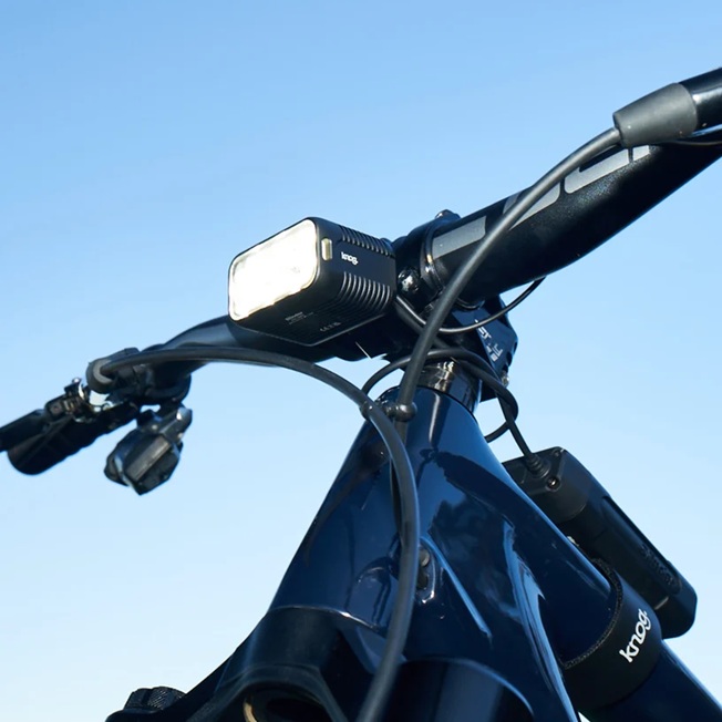 LUZ DELANTERA KNOG PARA BICICLETA1800L CON BATERIA10,000MAH - 5