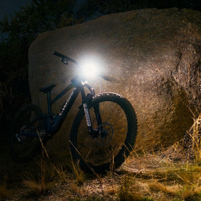 LUZ DELANTERA KNOG PARA BICICLETA1800L CON BATERIA10,000MAH - 7