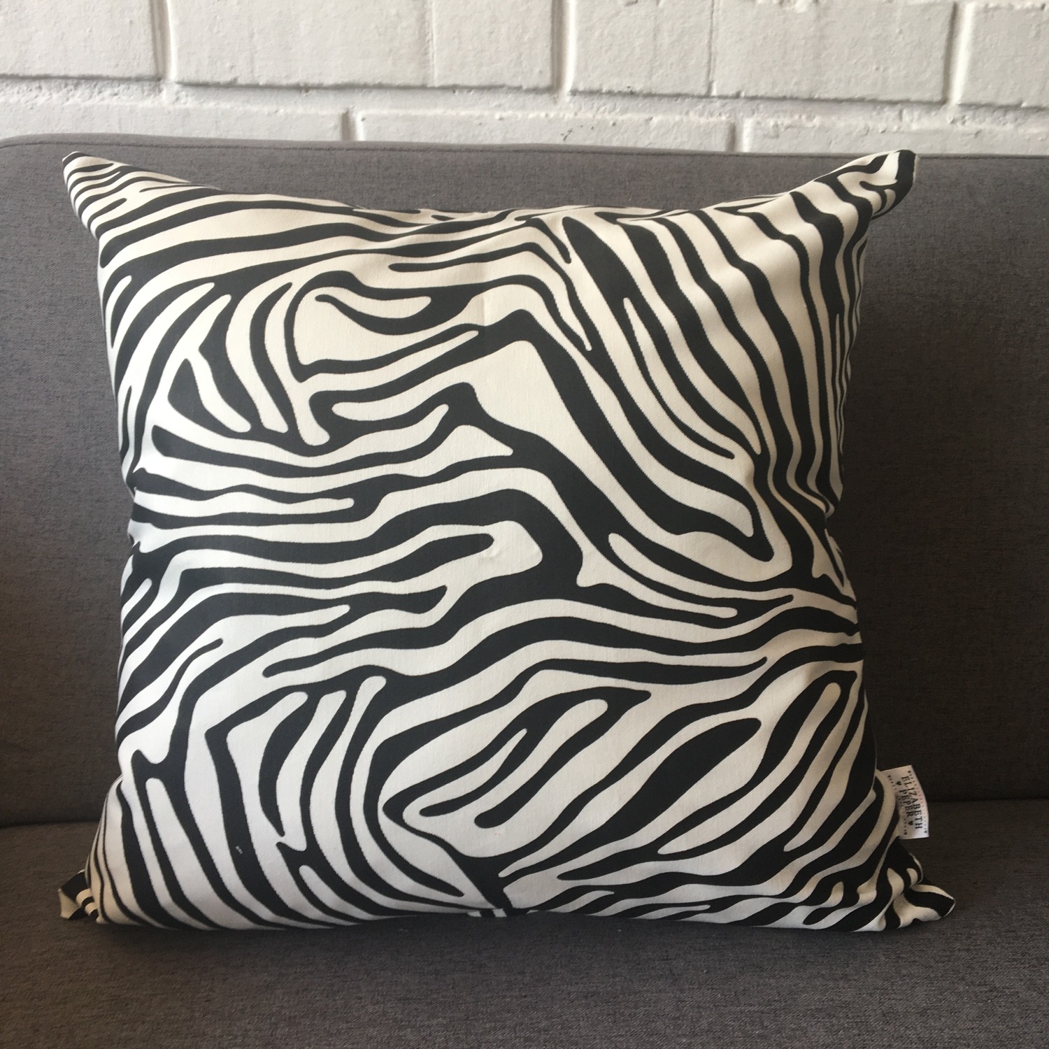 FUNDA ELIZABETH PEPER COJIN DECORATIVO DISEÑO CEBRA 45 X 45 CM NEGRO BLANCO - 3