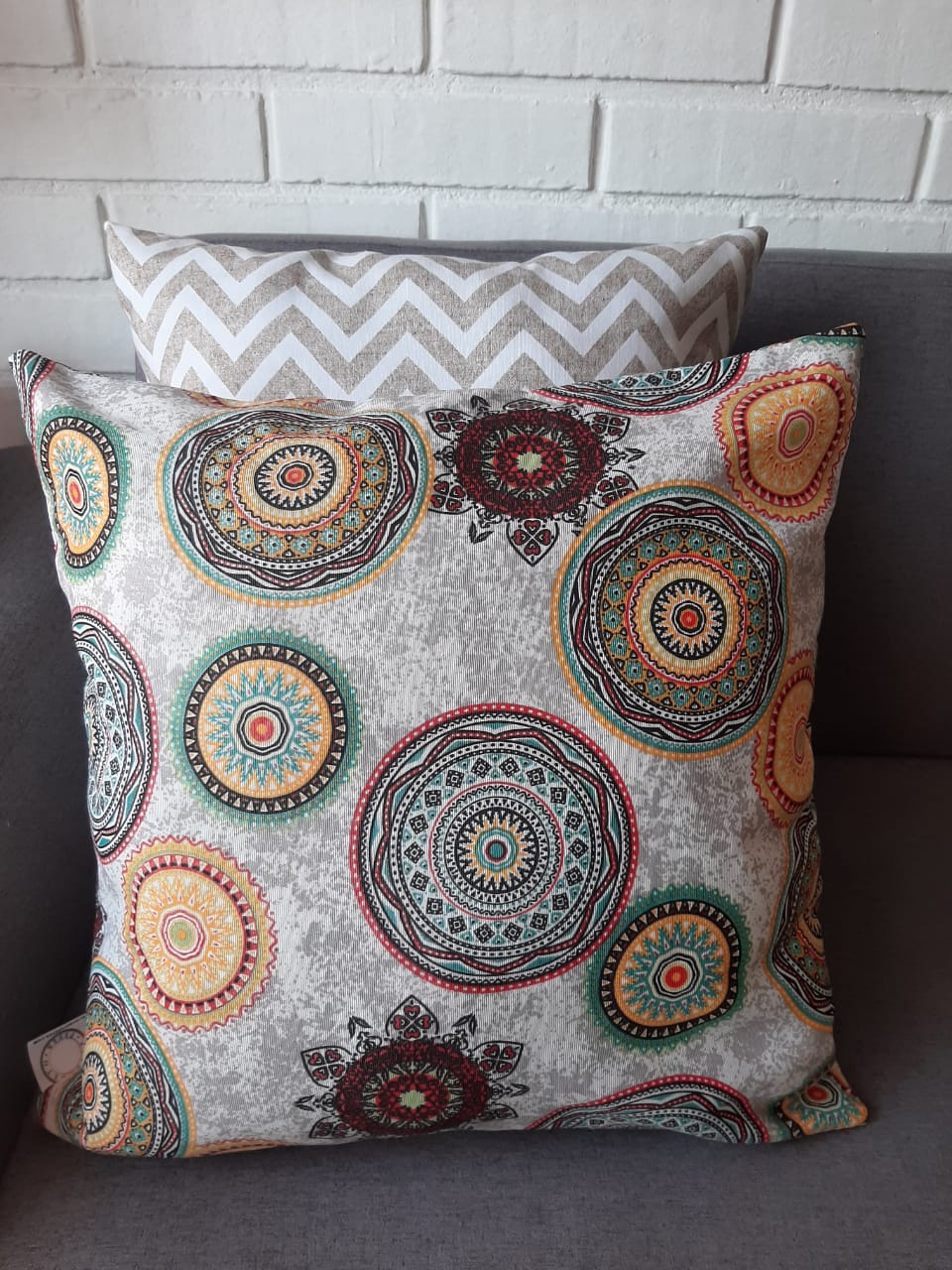 COJÍN ELIZABETH PEPER DECORATIVO DISEÑO MANDALAS COLORES RELLENO 45 X 45 CM MULTICOLOR - 2