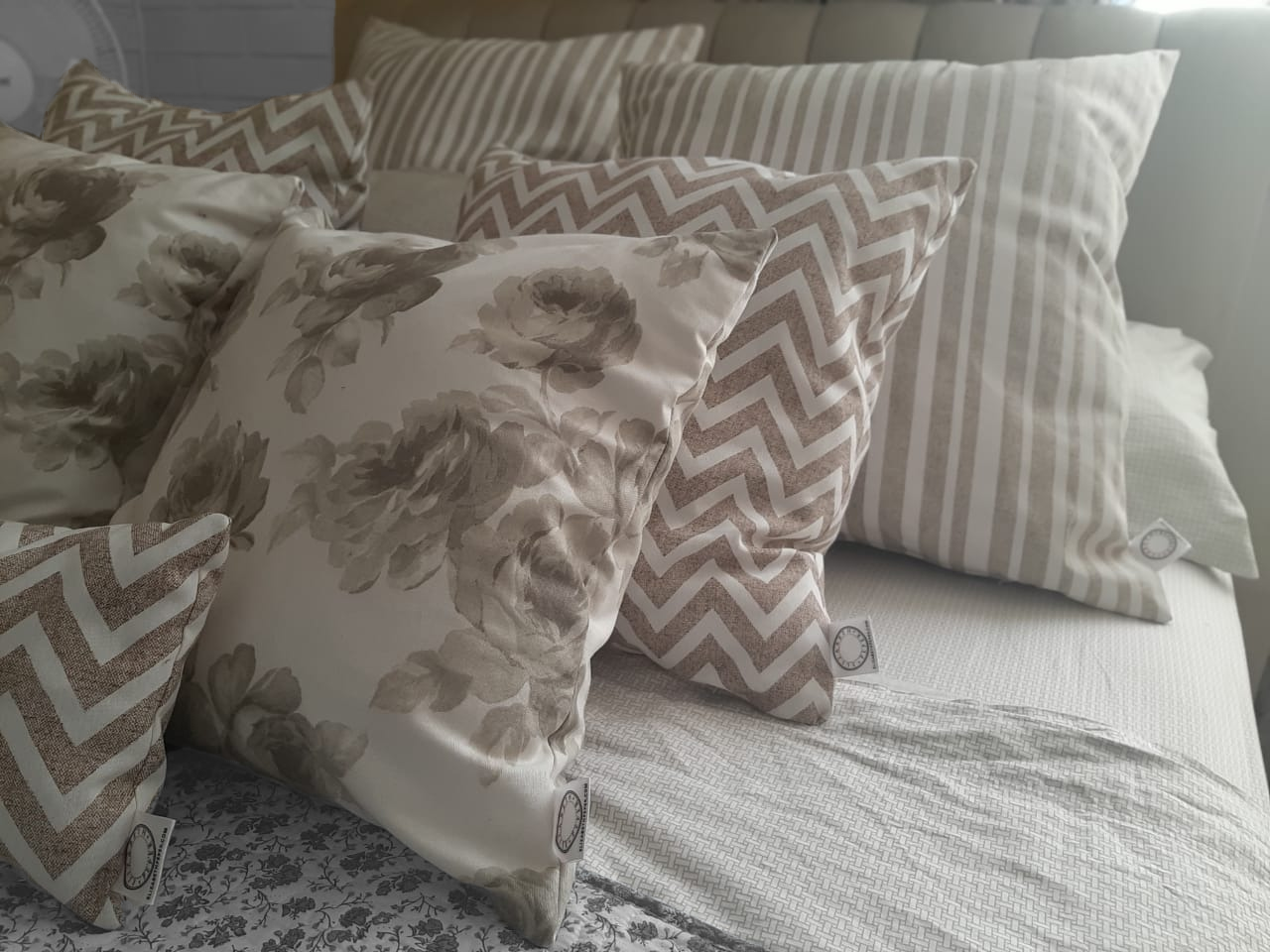 COJIN DECORATIVO DISEÑO ZIGZAG CREMA 50X30 RELLENO - 2