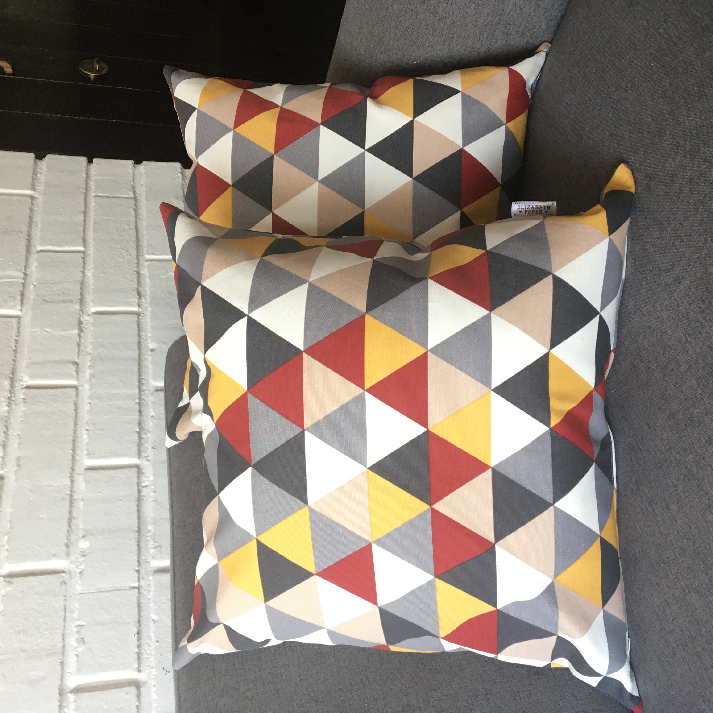 FUNDA COJÍN ELIZABETH PEPER DECORATIVO DISEÑO TRIANGULAR Y AMARILLO 50 X 50 CM ROJO - 2
