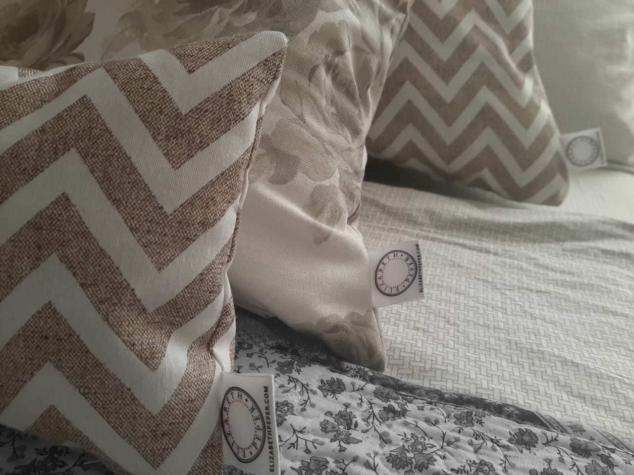 COJÍN ELIZABETH PEPER DECORATIVO DISEÑO ZIGZAG RELLENO 60 X 60 CM BEIGE CREMA BLANCO - 4