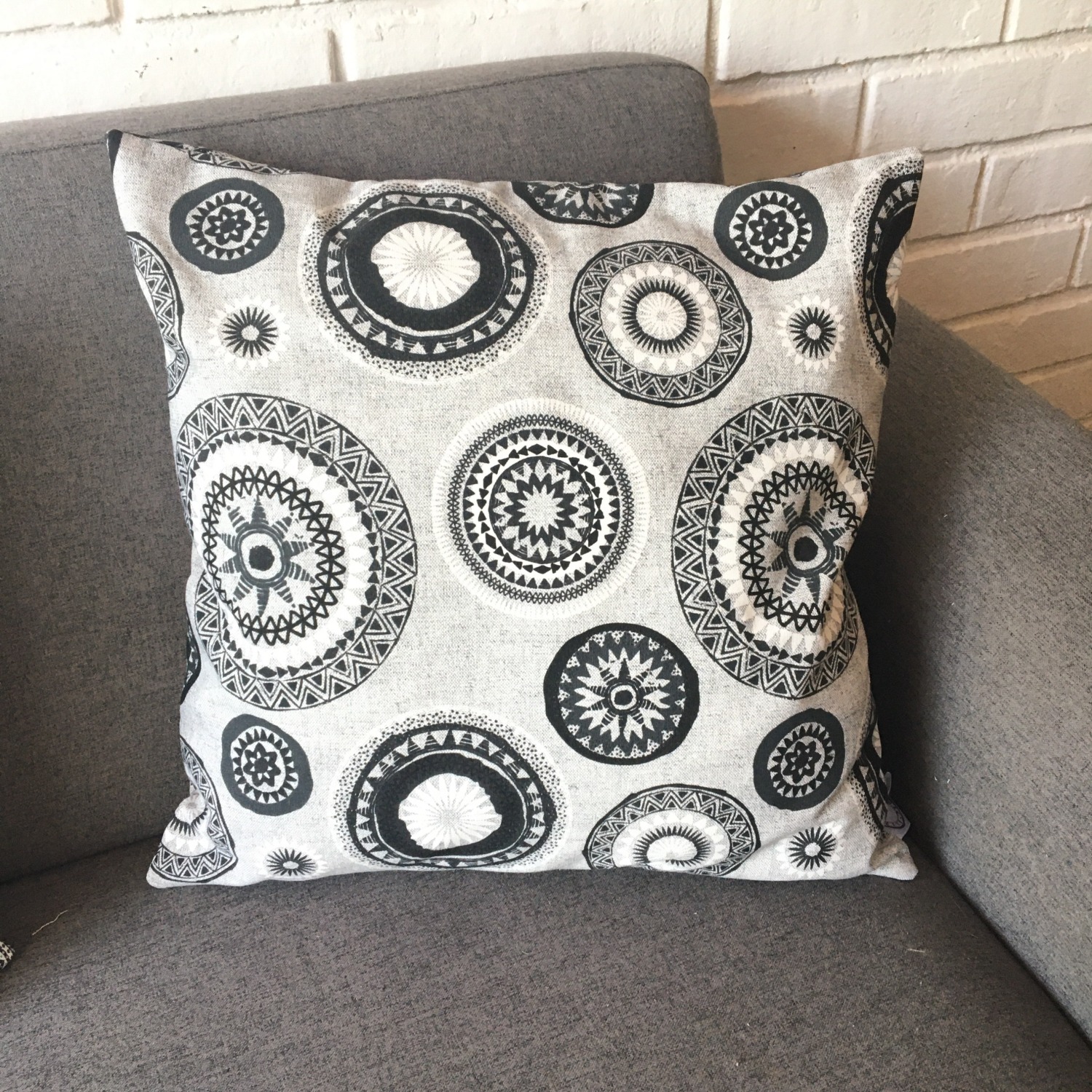 COJÍN ELIZABETH PEPER DECORATIVO DISEÑO MANDALAS RELLENO 60 X 60 CM NEGRO BLANCO - 3