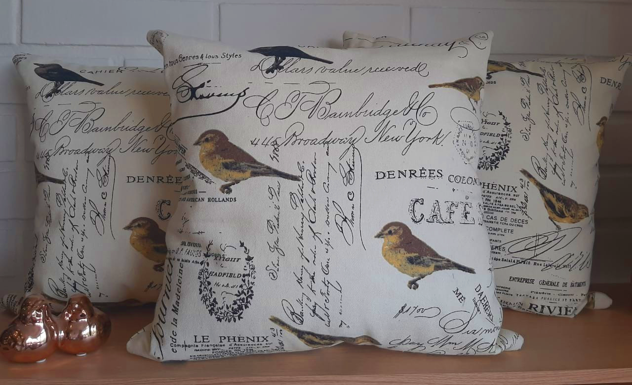 COJÍN ELIZABETH PEPER DECORATIVO DISEÑO AVES CREMA RELLENO 60 X 60 CM BEIGE CAFÉ - 2