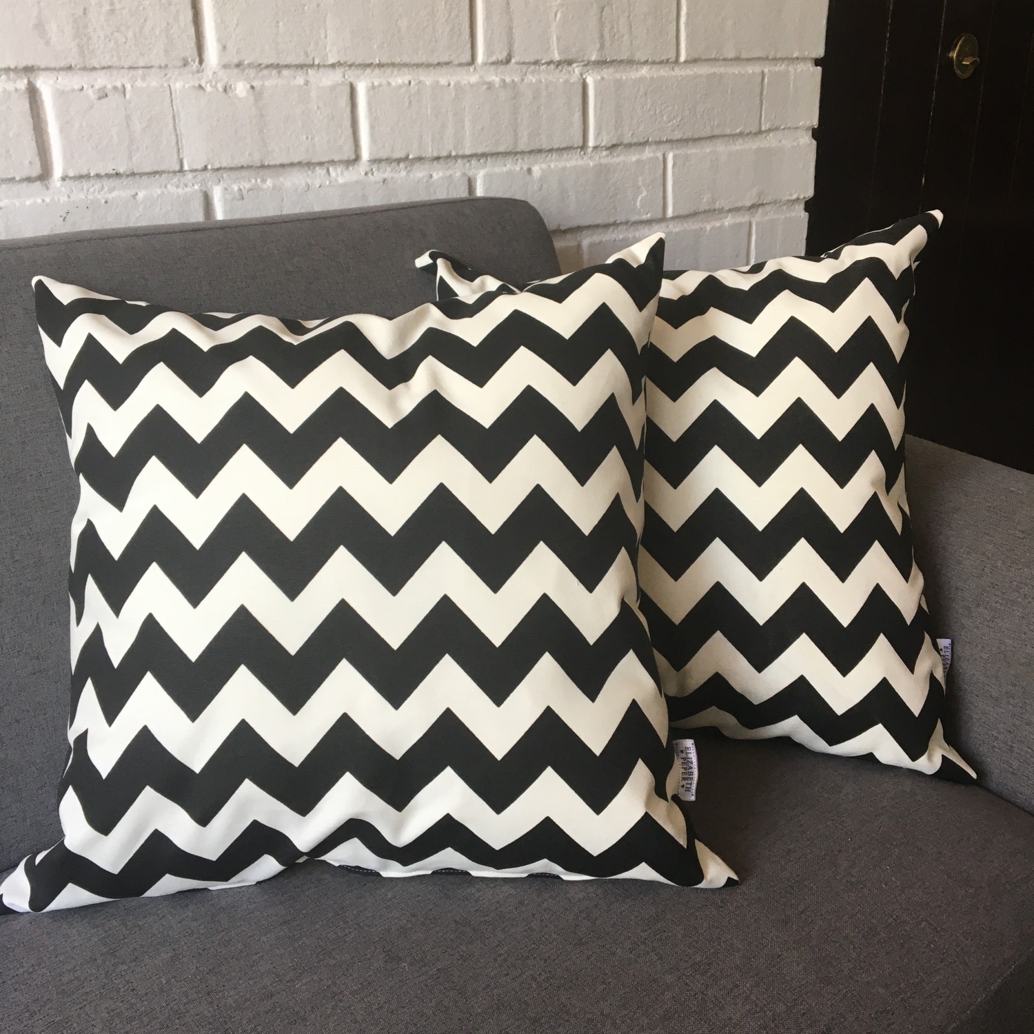 COJÍN ELIZABETH PEPER DECORATIVO DISEÑO ZIGZAG RELLENO 50 X 50 CM NEGRO BLANCO - 3