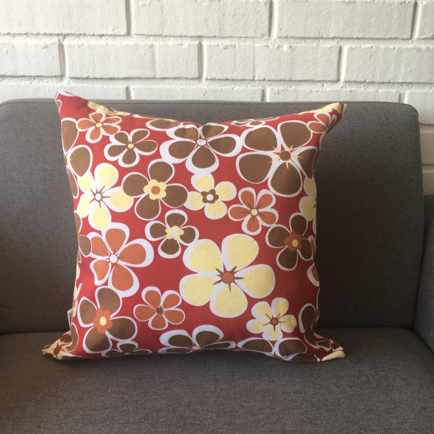 FUNDA ELIZABETH PEPER COJIN DECORATIVO DISEÑO FLORES AMARILLAS CAFÉ 60 X 60 CM ROJO - 2