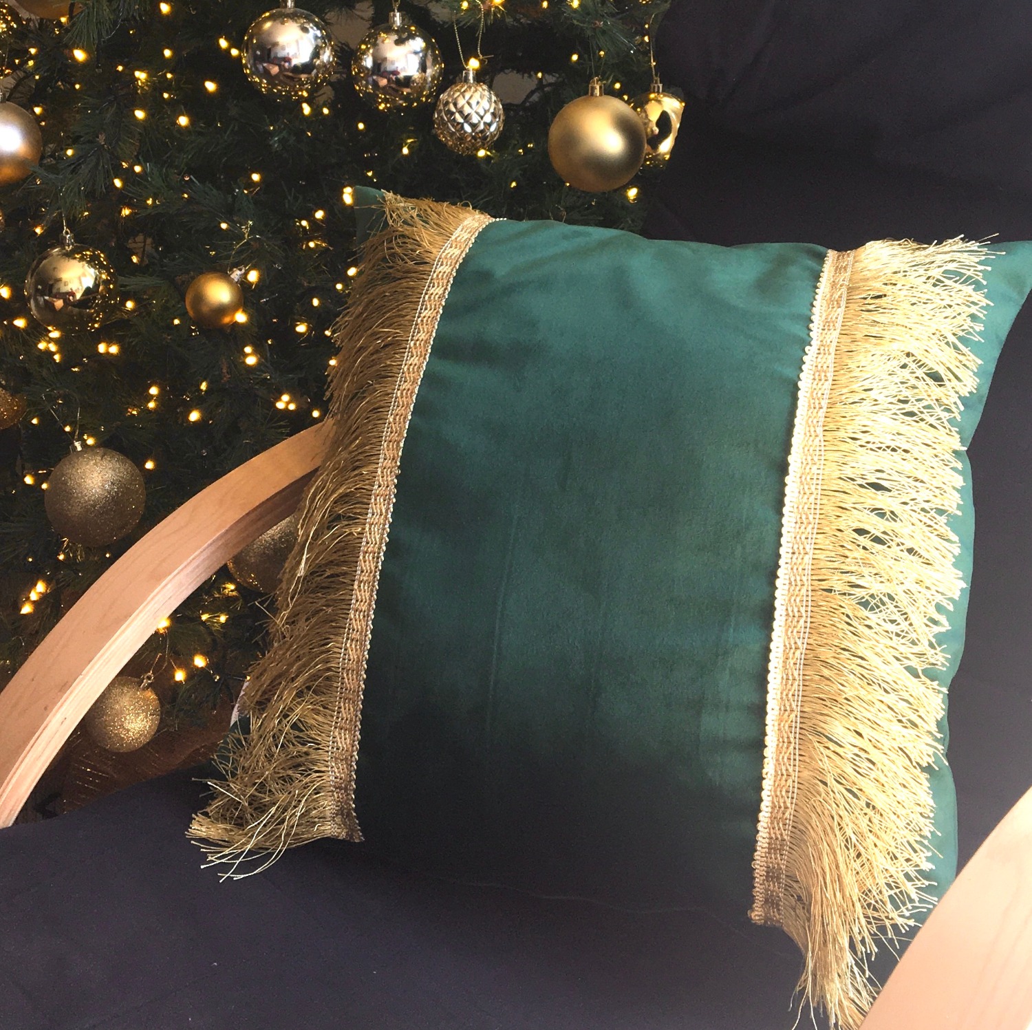 FUNDA ELIZABETH PEPER COJIN DECORATIVO DISEÑO FESTIVO DORADO 60 X 60 CM VERDE - 2