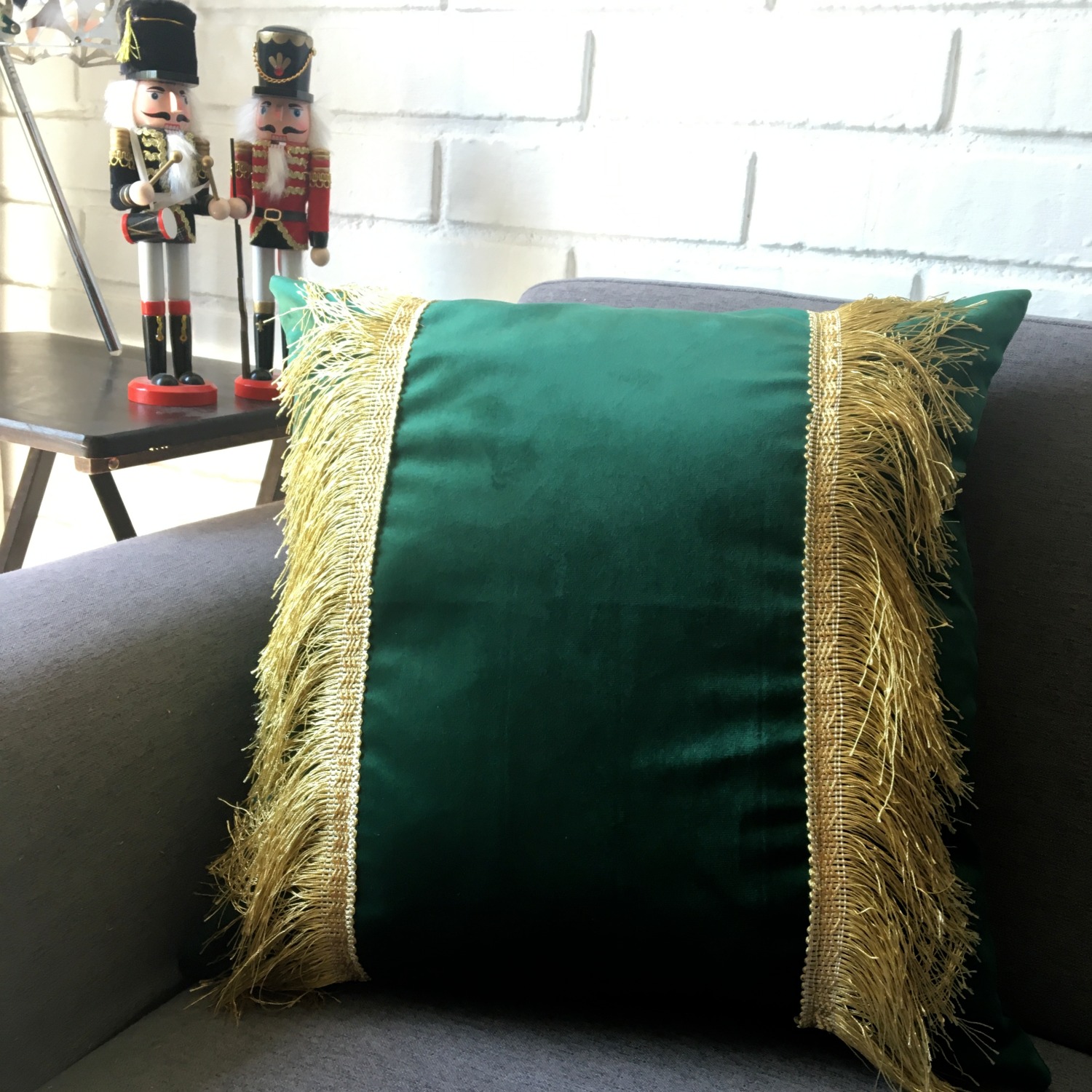FUNDA ELIZABETH PEPER COJIN DECORATIVO DISEÑO FESTIVO DORADO 60 X 60 CM VERDE - 3