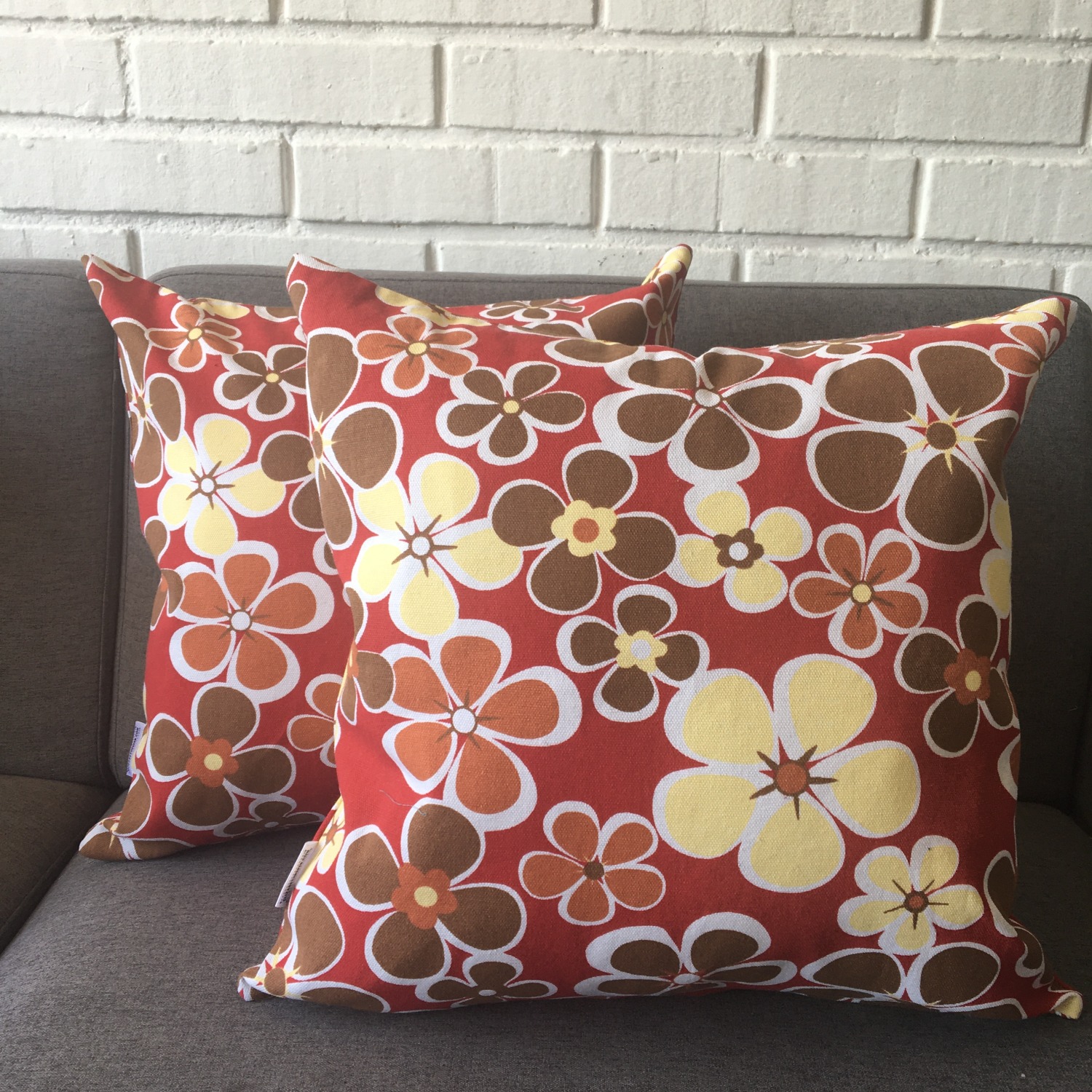 COJÍN ELIZABETH PEPER DECORATIVO DISEÑO FLORES AMARILLAS CAFÉ RELLENO 50 X 50 CM ROJO - 3
