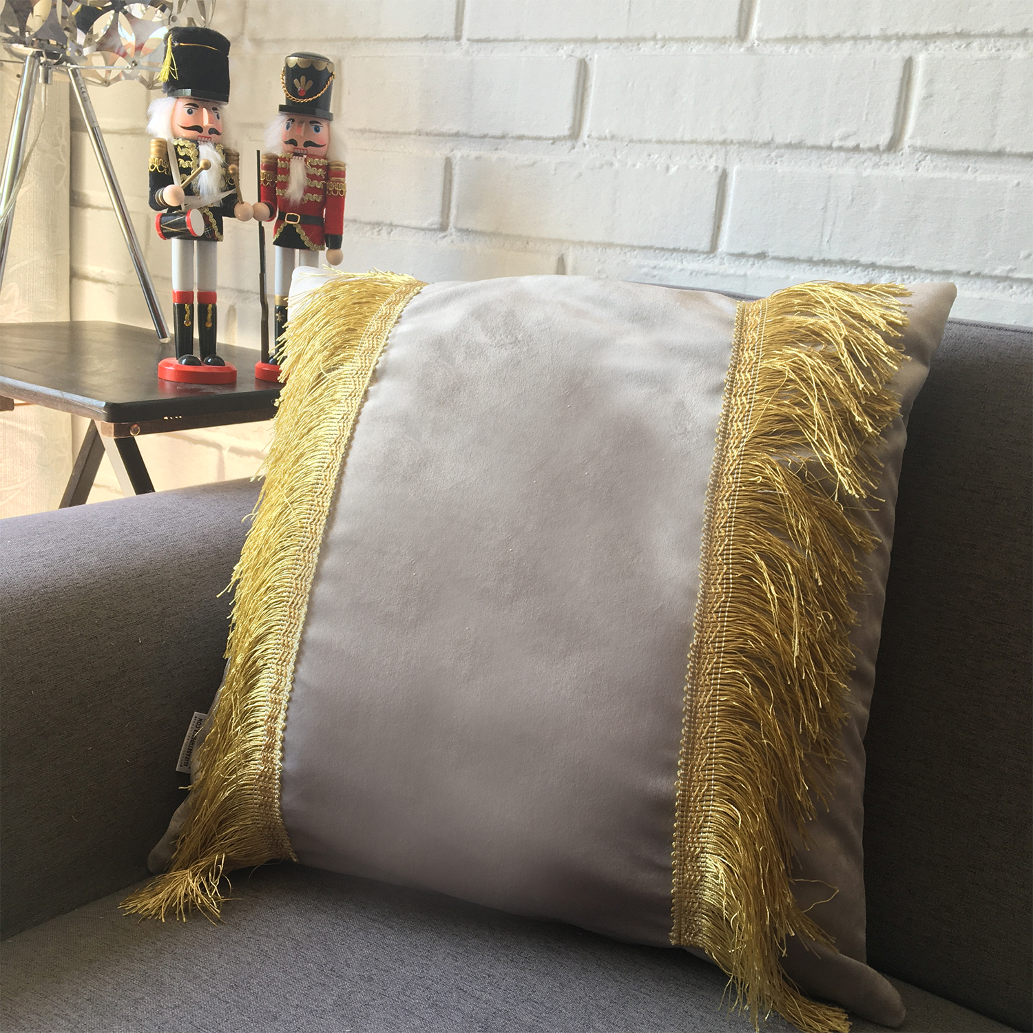 COJÍN ELIZABETH PEPER DECORATIVO DISEÑO FESTIVO DORADO RELLENO 50 X 50 CM GRIS - 2