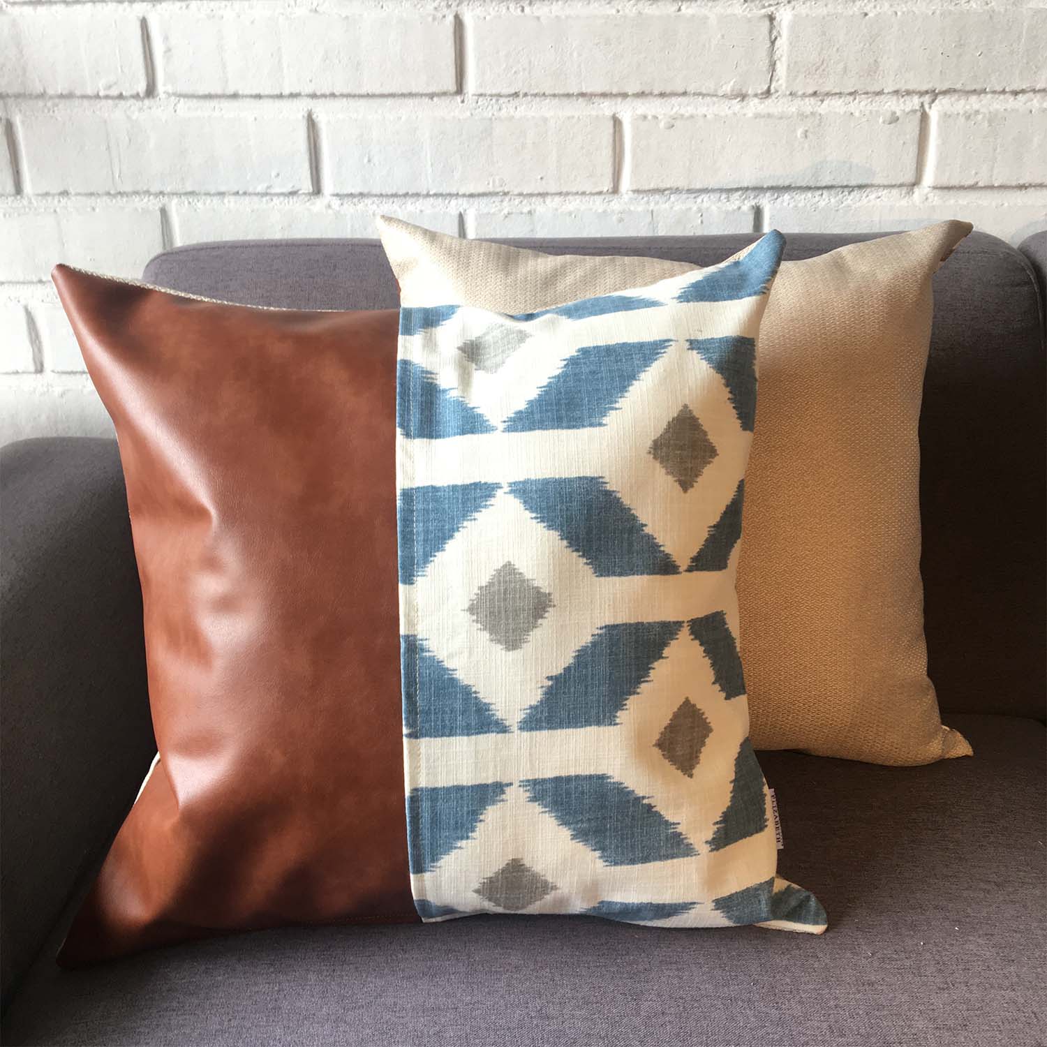 FUNDA COJÍN ELIZABETH PEPER DECORATIVO ECOCUERO Y BEIGE 45 X 45 CM AZUL - 3