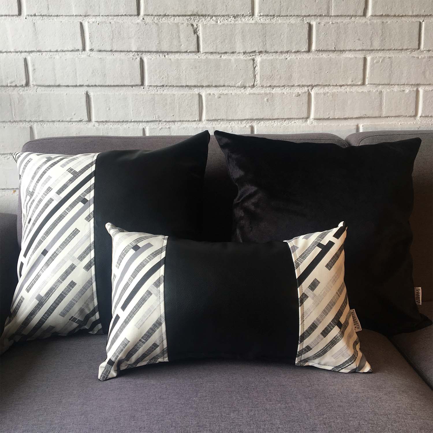 COJÍN ELIZABETH PEPER DECORATIVO ECOCUERO GRIS Y RELLENO 60 X 60 CM NEGRO - 4