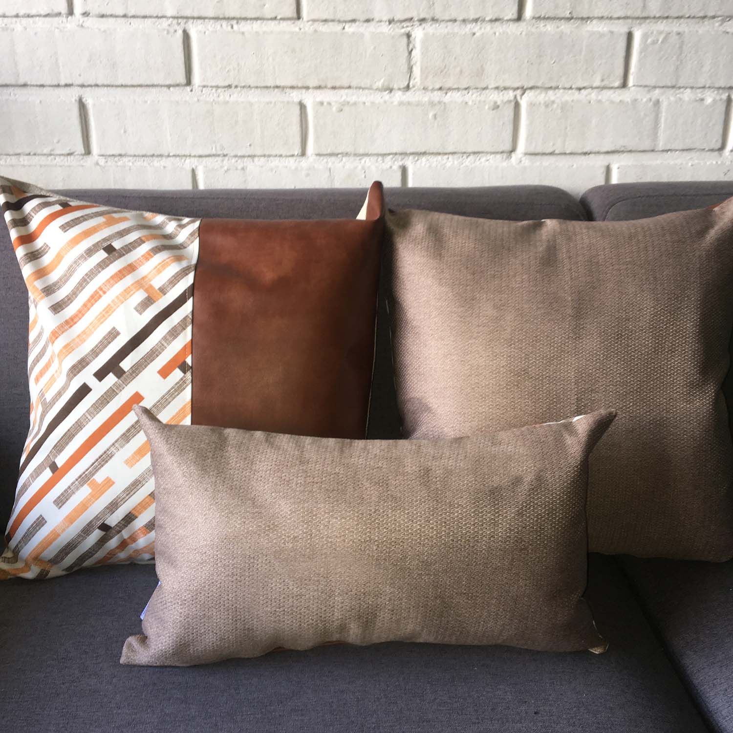 COJÍN ELIZABETH PEPER DECORATIVO DISEÑO LINO OSCURO RELLENO 45 X 45 CM BEIGE - 2