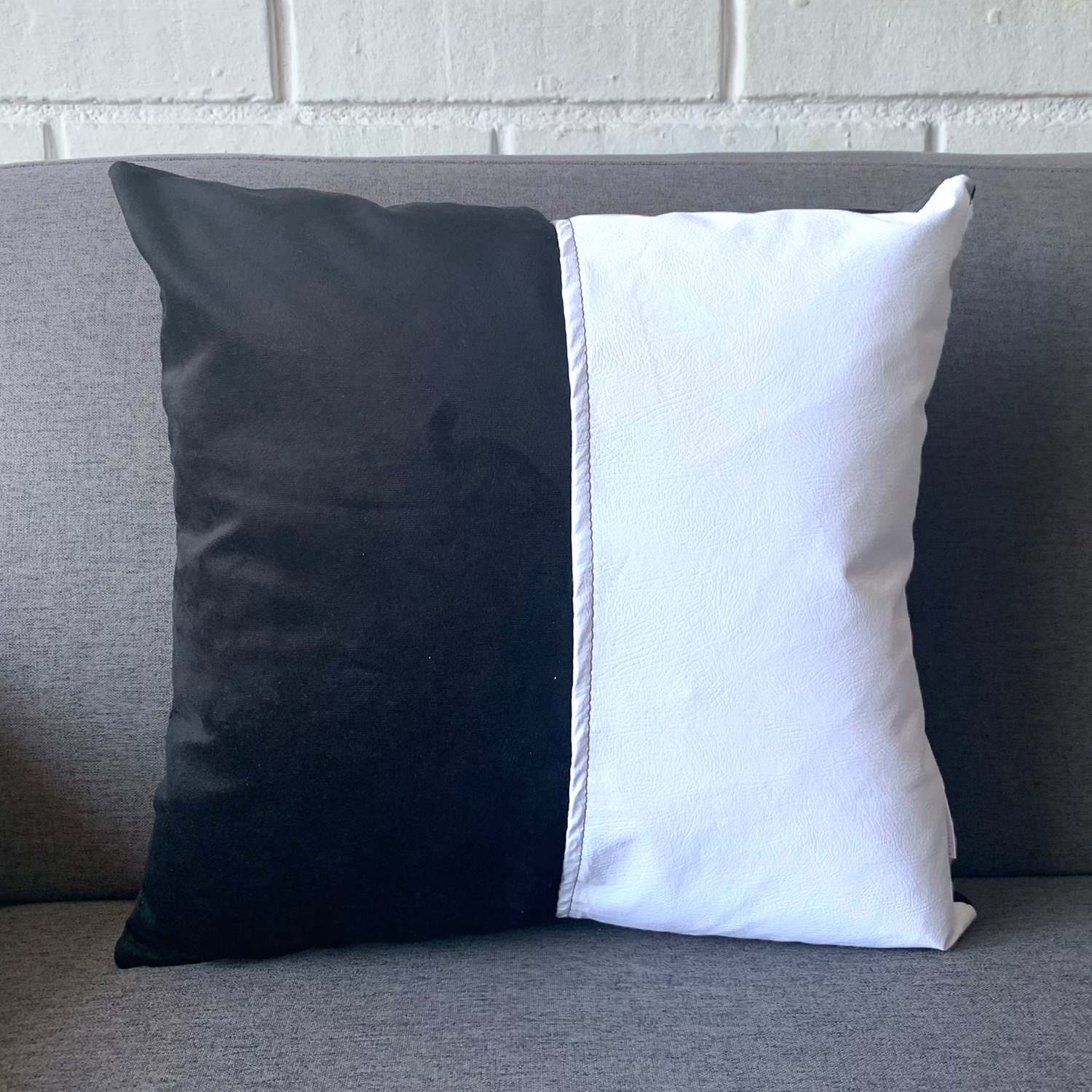 COJÍN ELIZABETH PEPER DECORATIVO ECOCUERO BLANCO Y RELLENO 50 X 50 CM NEGRO - 3