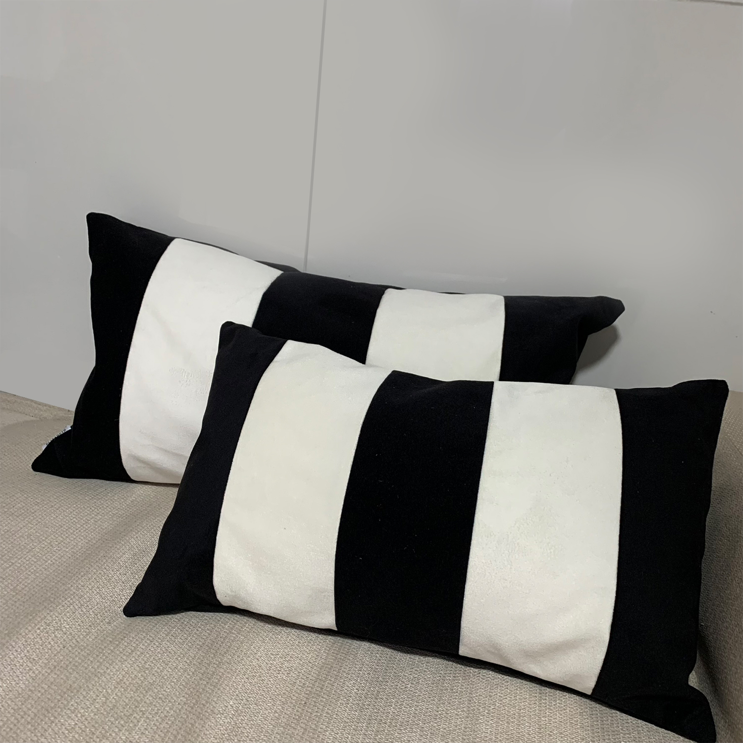 COJÍN ELIZABETH PEPER DECORATIVO FRANJAS BLANCO Y RELLENO 60 X 35 CM NEGRO - 4