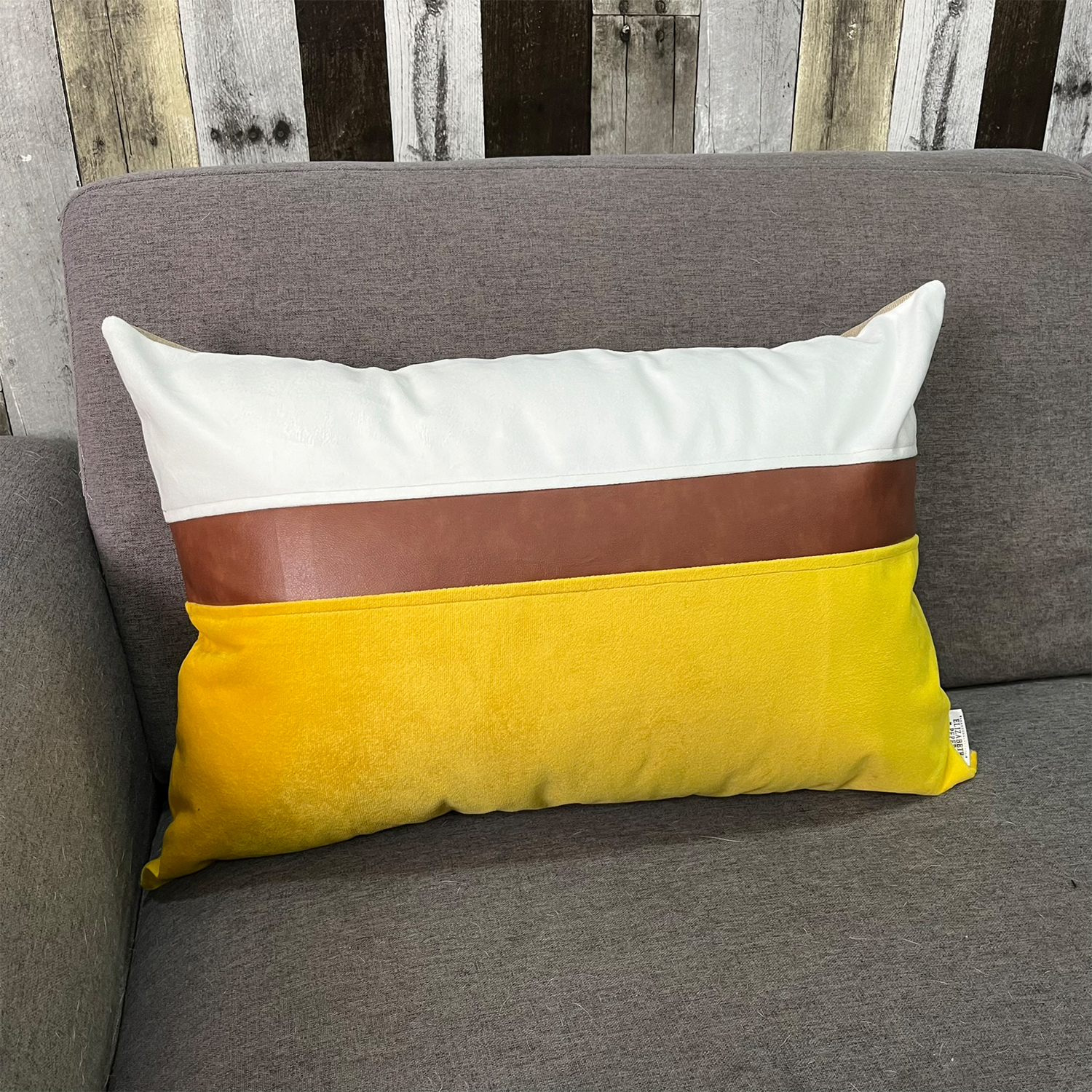 COJÍN ELIZABETH PEPER DECORATIVO DISEÑO BLANCO ECOCUERO RELLENO 60 X 40 CM AMARILLO - 3