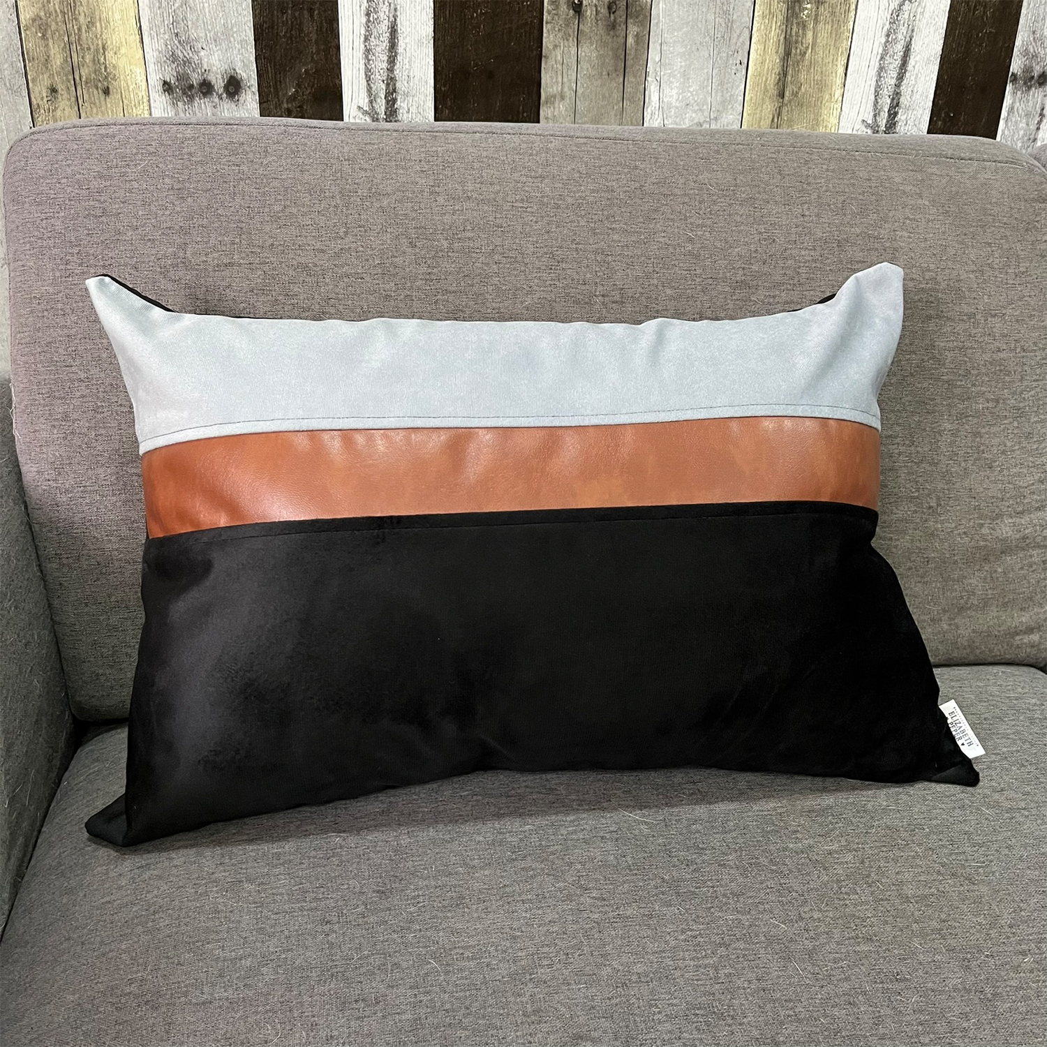 COJÍN ELIZABETH PEPER DECORATIVO DISEÑO GRIS ECOCUERO RELLENO 60 X 40 CM NEGRO - 3
